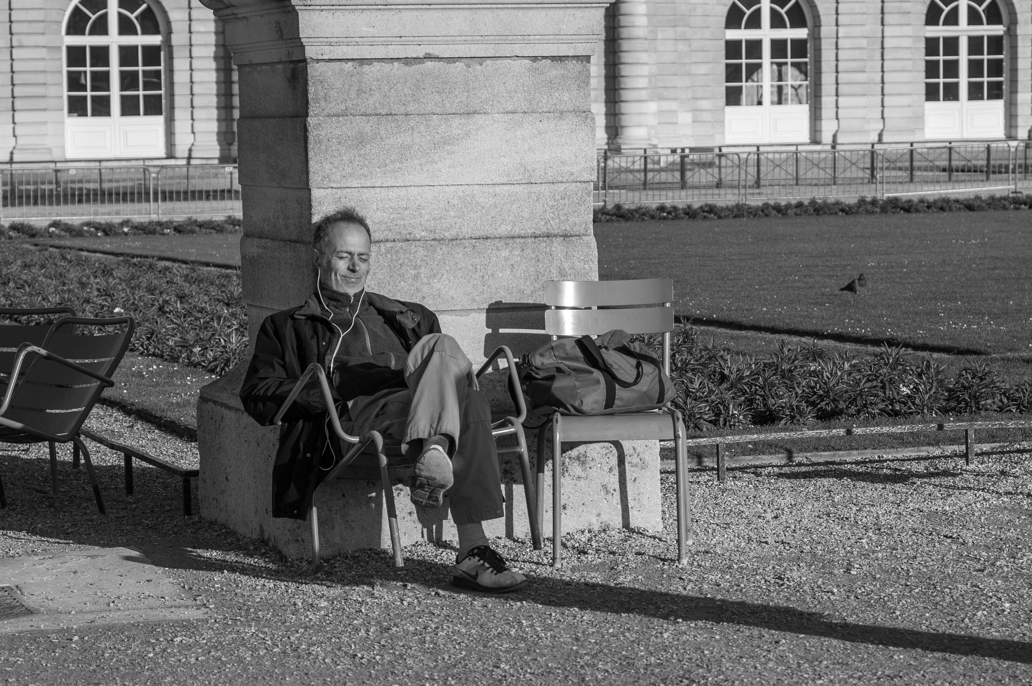 Sony Alpha DSLR-A350 + 35-70mm F4 sample photo. Resting man at jardin du luxembourg photography