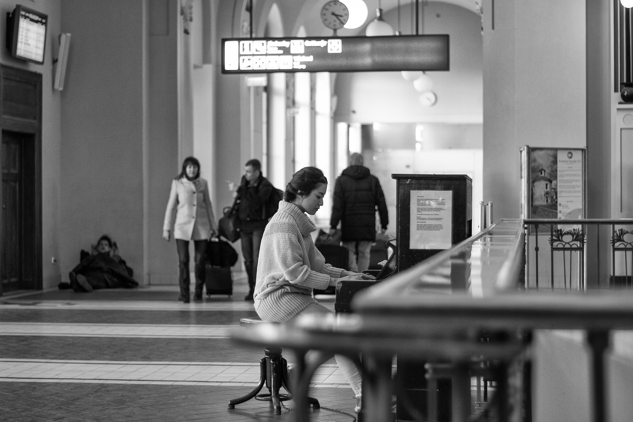 Canon EOS 7D + Canon EF 50mm f/1.8 sample photo. The piano-player photography