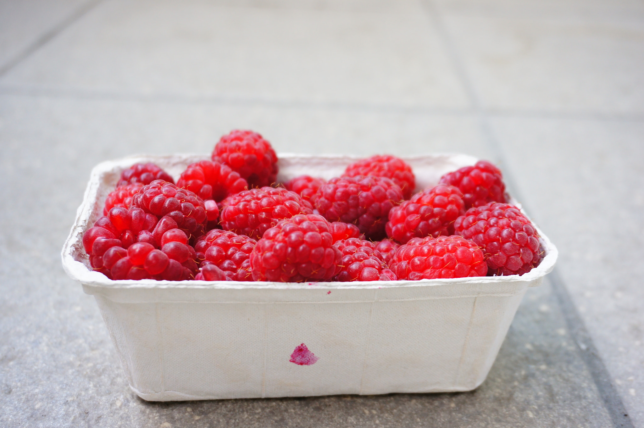 Sony E 16-50mm F3.5-5.6 PZ OSS sample photo. Fresh raspberry photography
