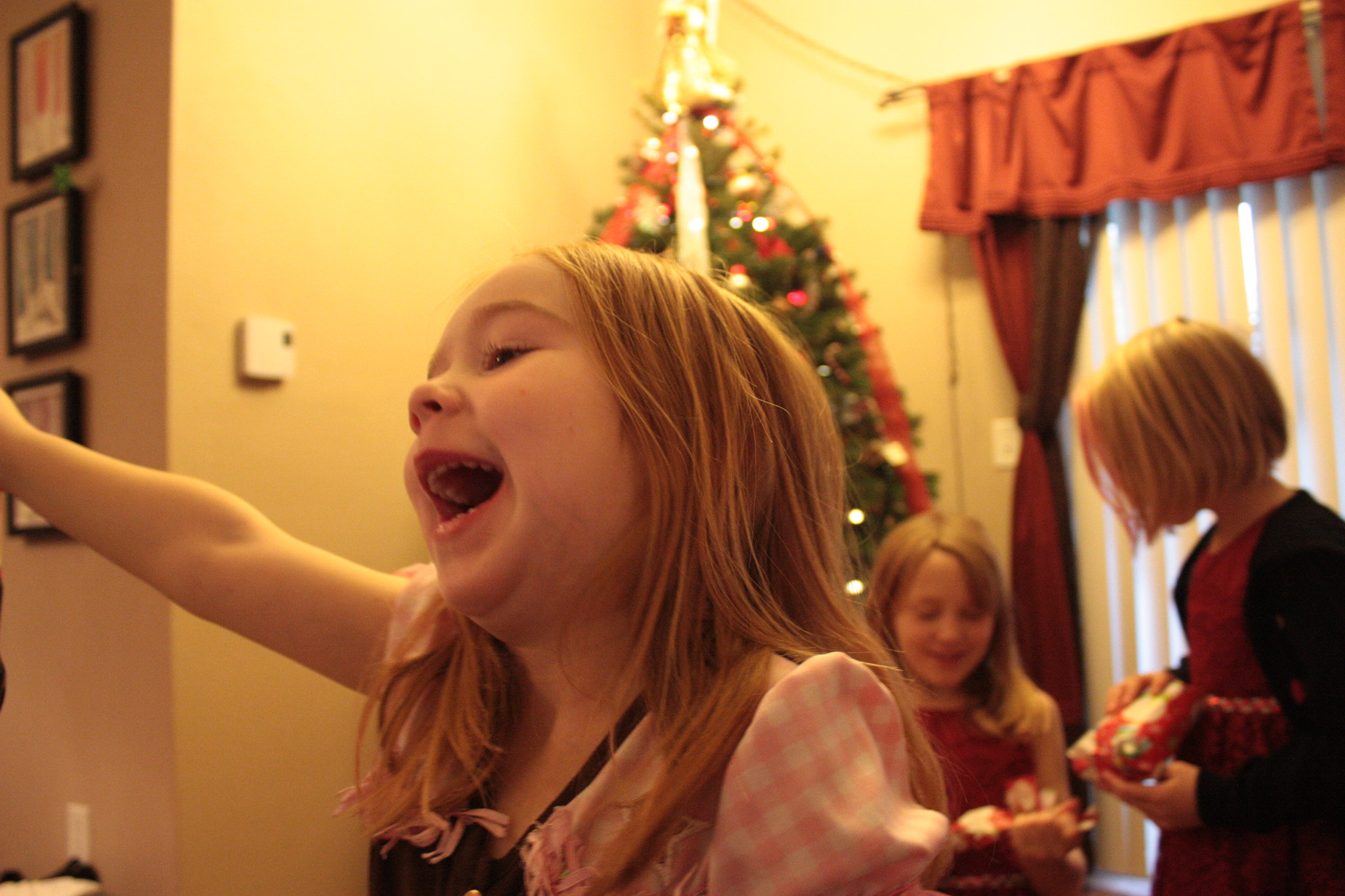 Canon EOS 450D (EOS Rebel XSi / EOS Kiss X2) sample photo. Happy little girl christmas morning photography