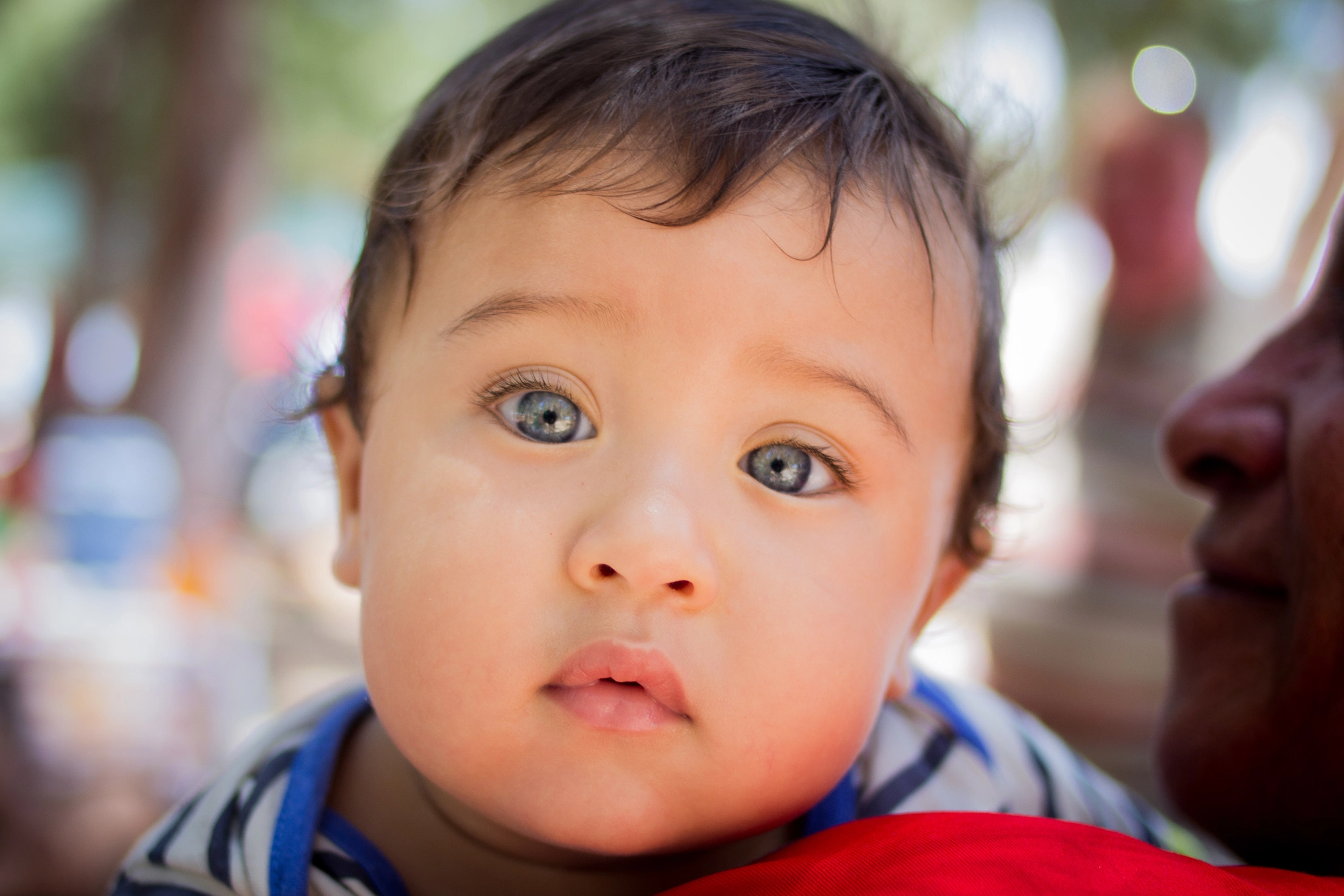 Canon EOS 600D (Rebel EOS T3i / EOS Kiss X5) + Canon EF 35mm F2 sample photo. Blue eyed baby photography