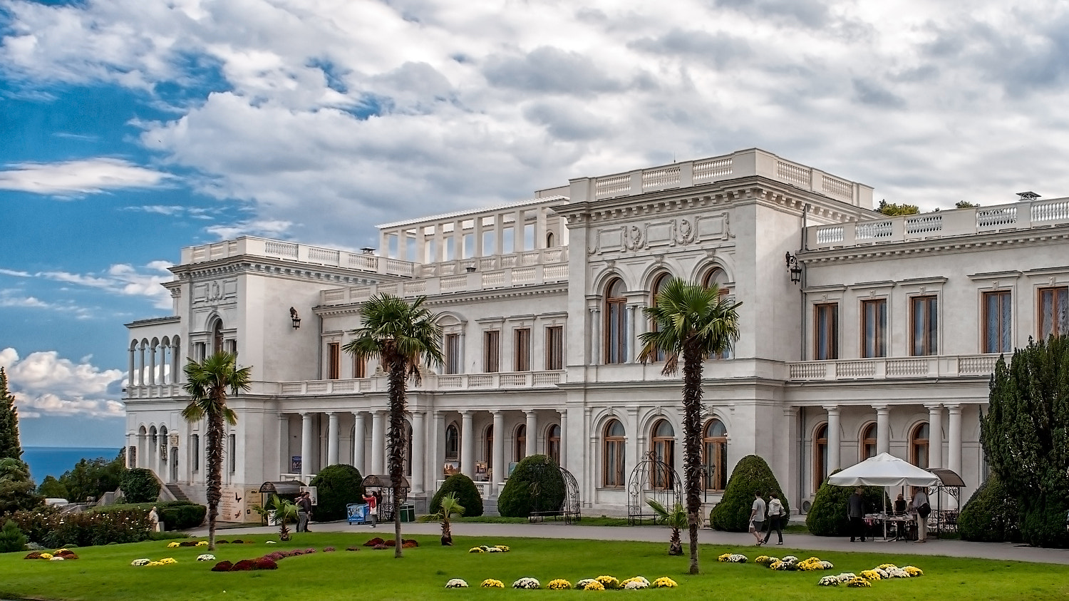 Nikon D90 + Nikon AF Nikkor 24mm F2.8D sample photo. The royal palace in the crimea photography