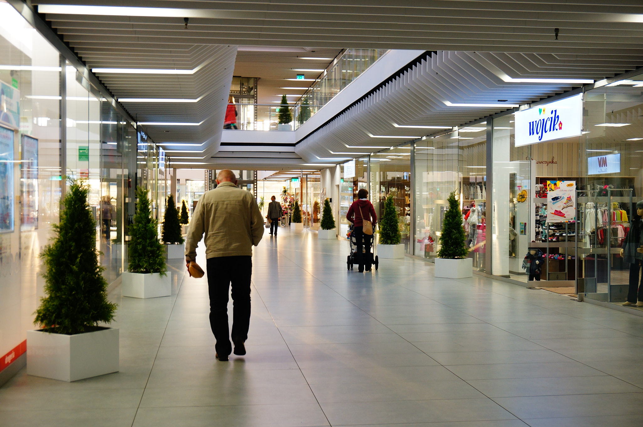 Sony Alpha NEX-5N + Sony E 18-50mm F4-5.6 sample photo. Pasaz rondo shopping mall photography