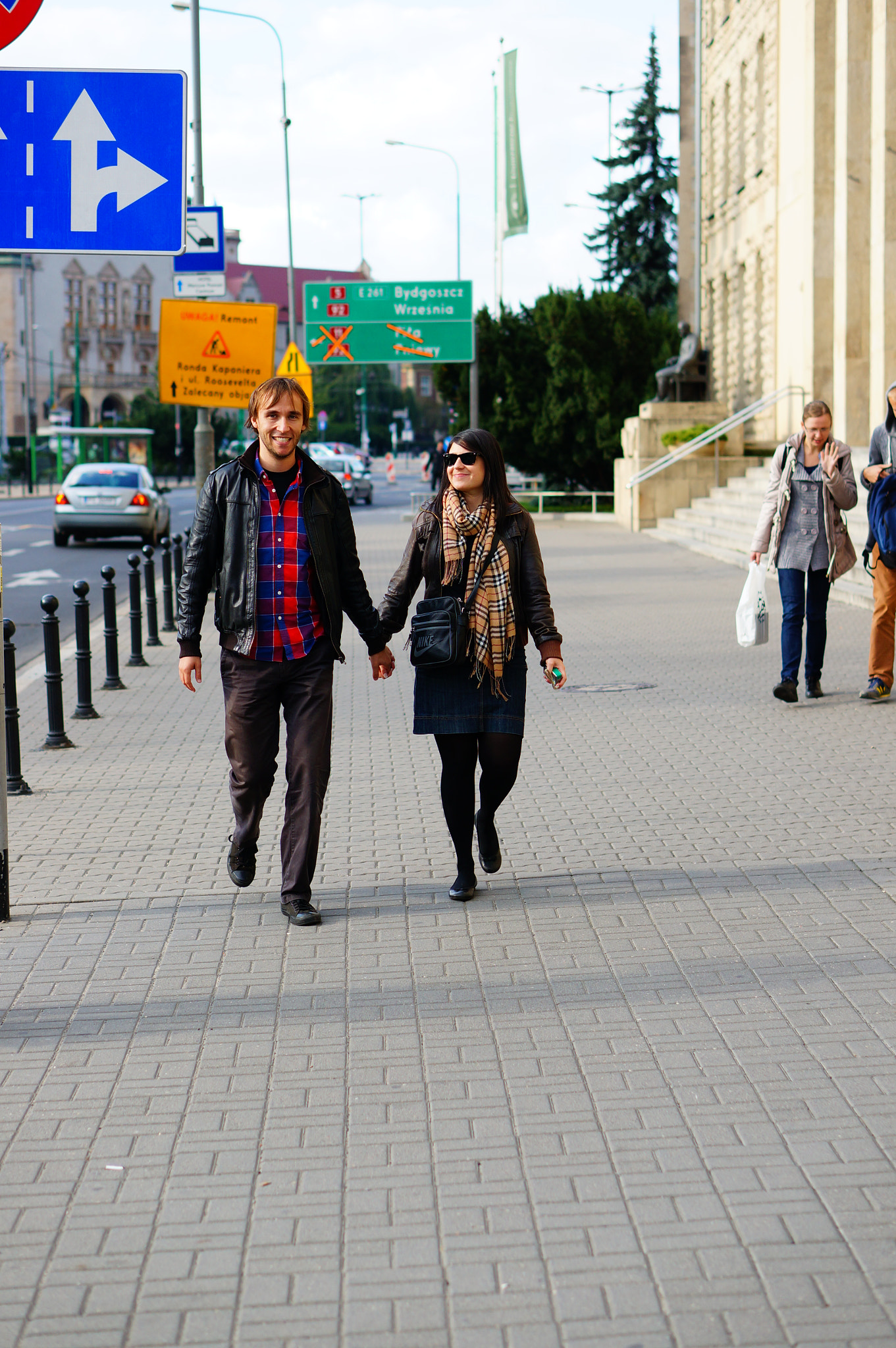 Sony Alpha NEX-6 + Sony E 50mm F1.8 OSS sample photo. Walking couple photography