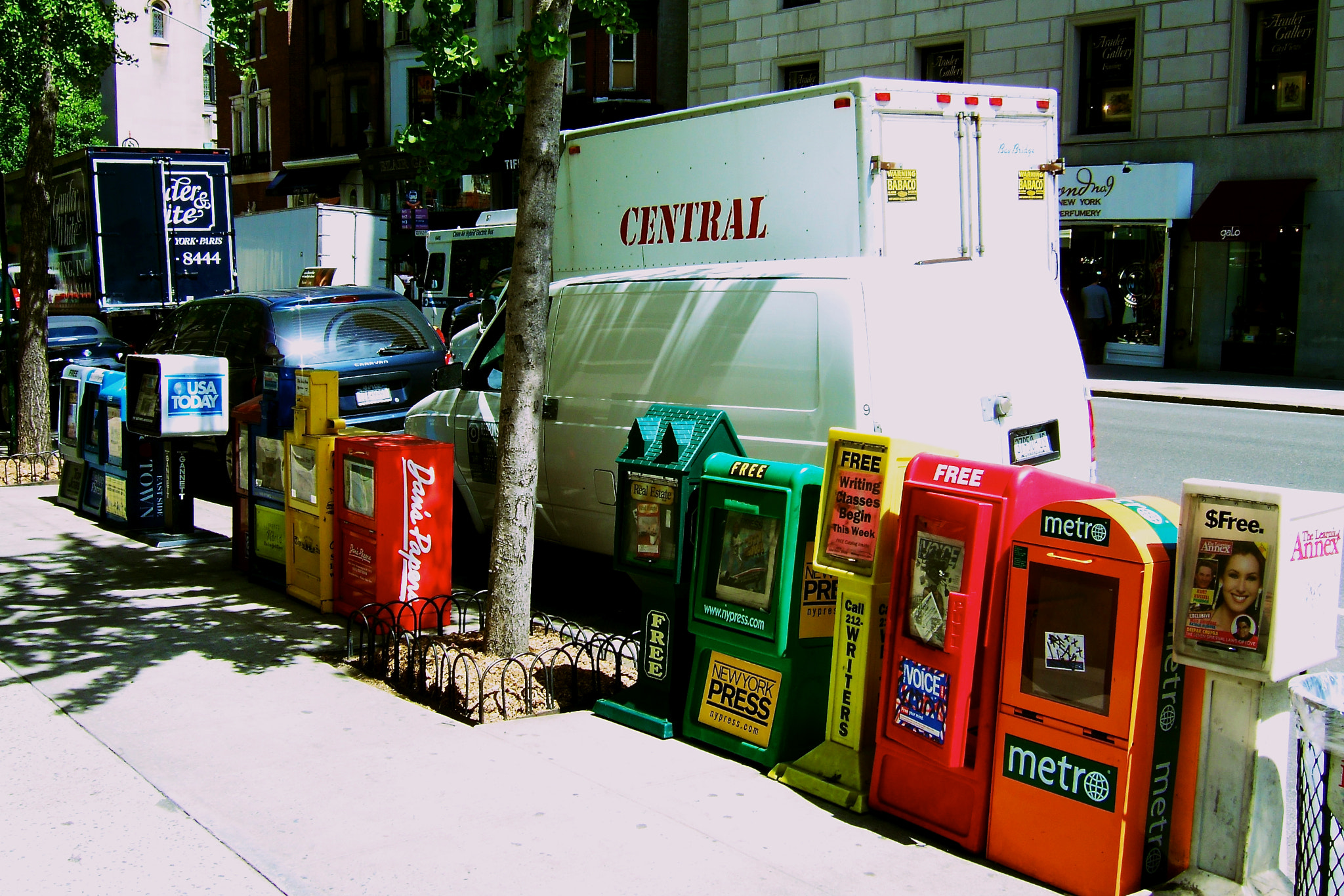 Fujifilm FinePix F11 sample photo. Nyc news papers photography