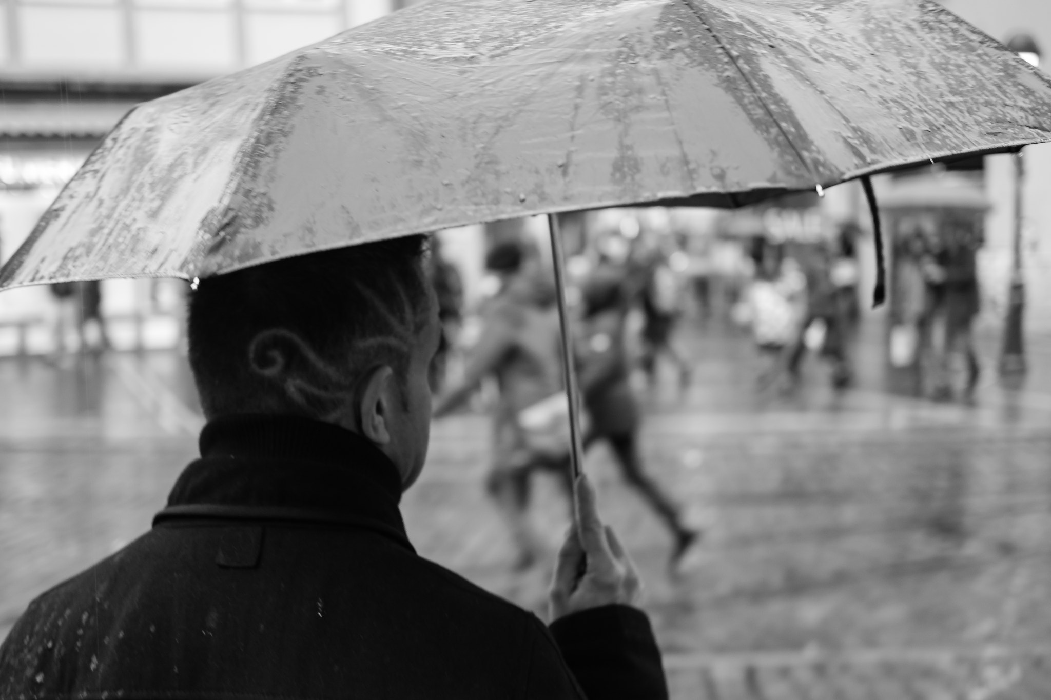 Panasonic Lumix DMC-G5 + Olympus M.Zuiko Digital 25mm F1.8 sample photo. Lines - man with umbrella photography