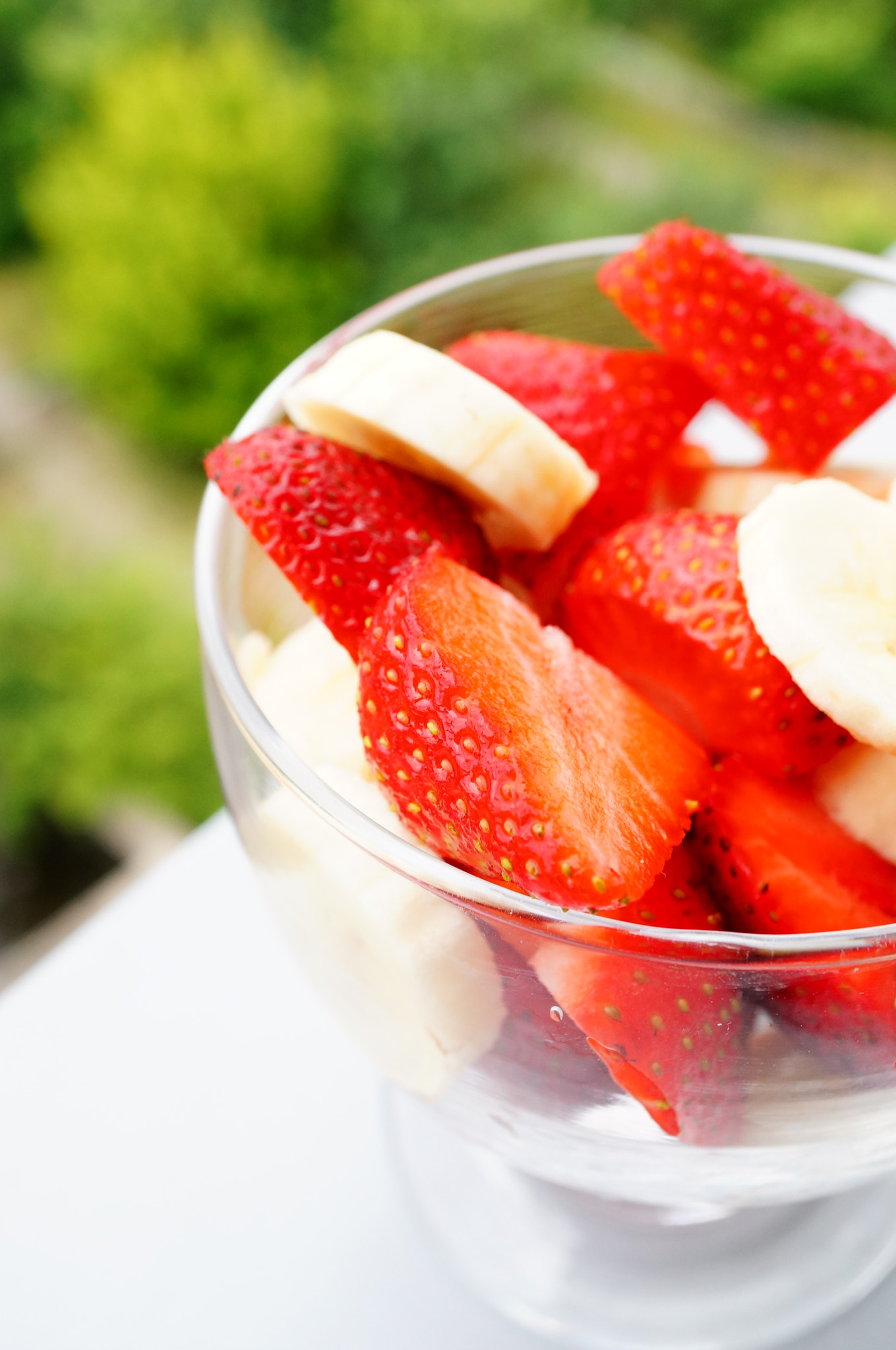 Sony Alpha NEX-6 + Sony E 30mm F3.5 Macro sample photo. Banana and strawberry salad photography