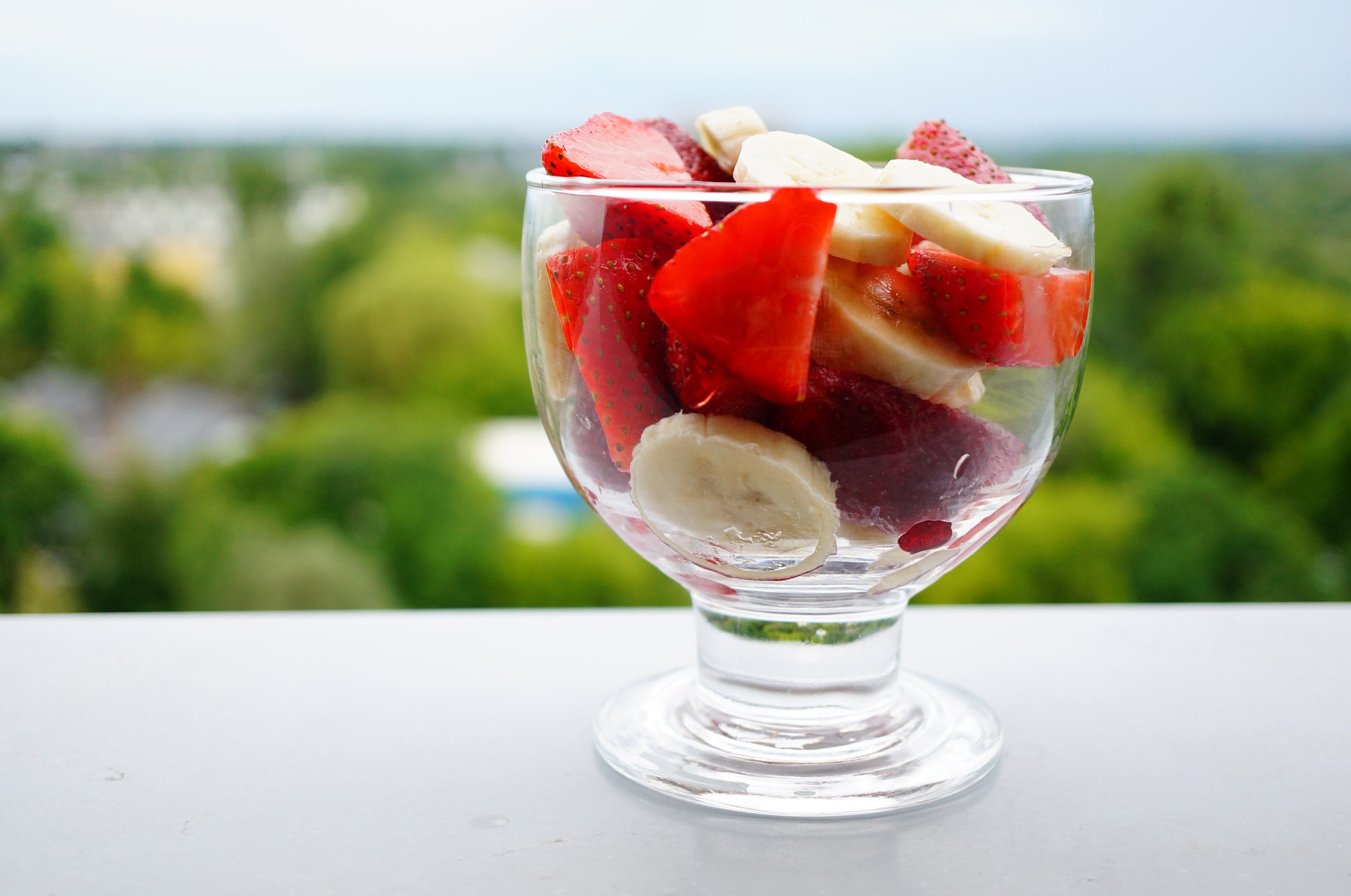Sony Alpha NEX-6 + Sony E 30mm F3.5 Macro sample photo. Banana and strawberry salad photography