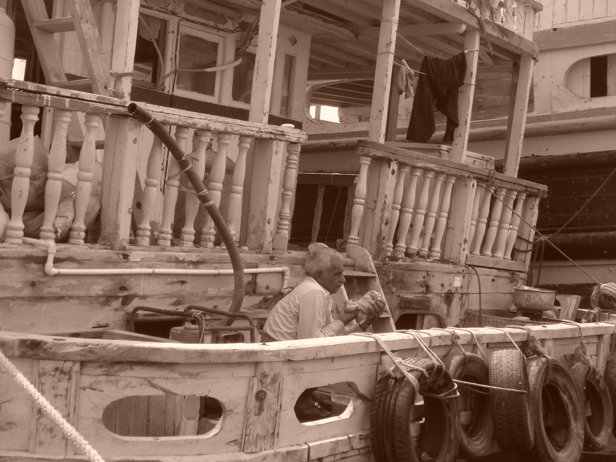 Sony DSC-T9 sample photo. __old man on his old wooden boat - dubai port__ photography