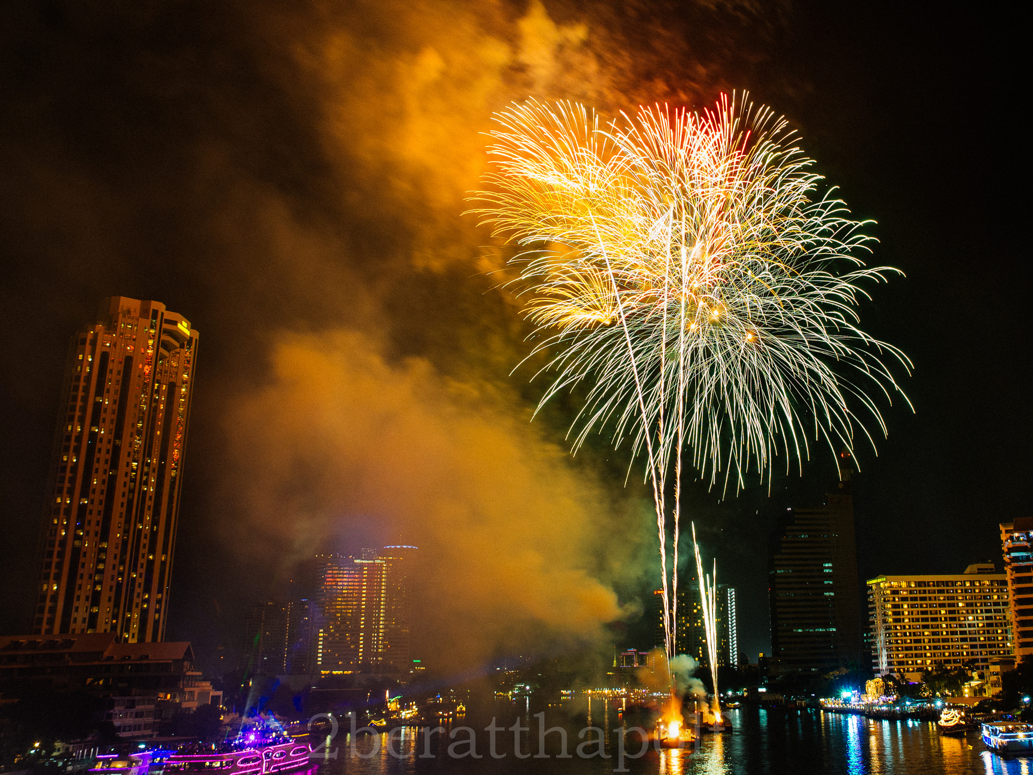 Olympus OM-D E-M10 + OLYMPUS 14-54mm Lens sample photo. Firework on the chao phraya river photography