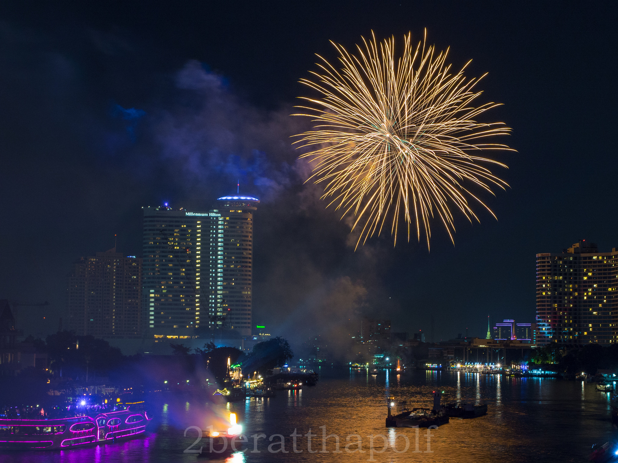 Olympus OM-D E-M10 + OLYMPUS 14-54mm Lens sample photo. Firework on the chao phraya river 2 photography