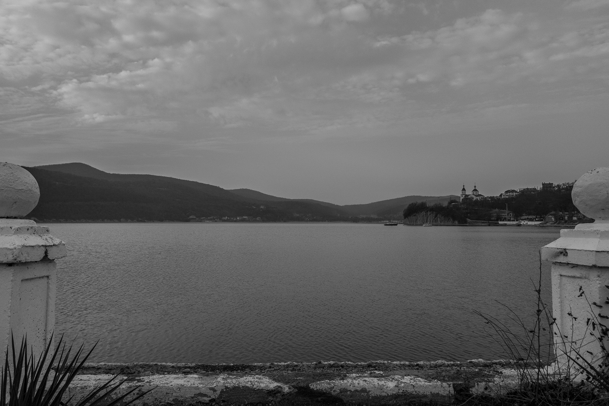 Samsung NX1000 + Samsung NX 16mm F2.4 Pancake sample photo. Abrau lake photography
