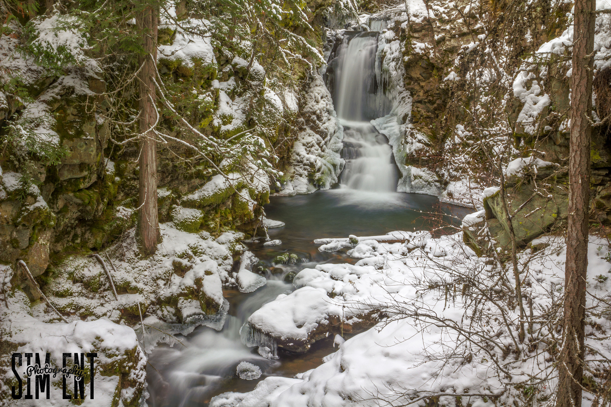 Canon EOS 550D (EOS Rebel T2i / EOS Kiss X4) + Canon EF 24mm F2.8 sample photo. Bonningtonwaterfal_december2015.jpg photography