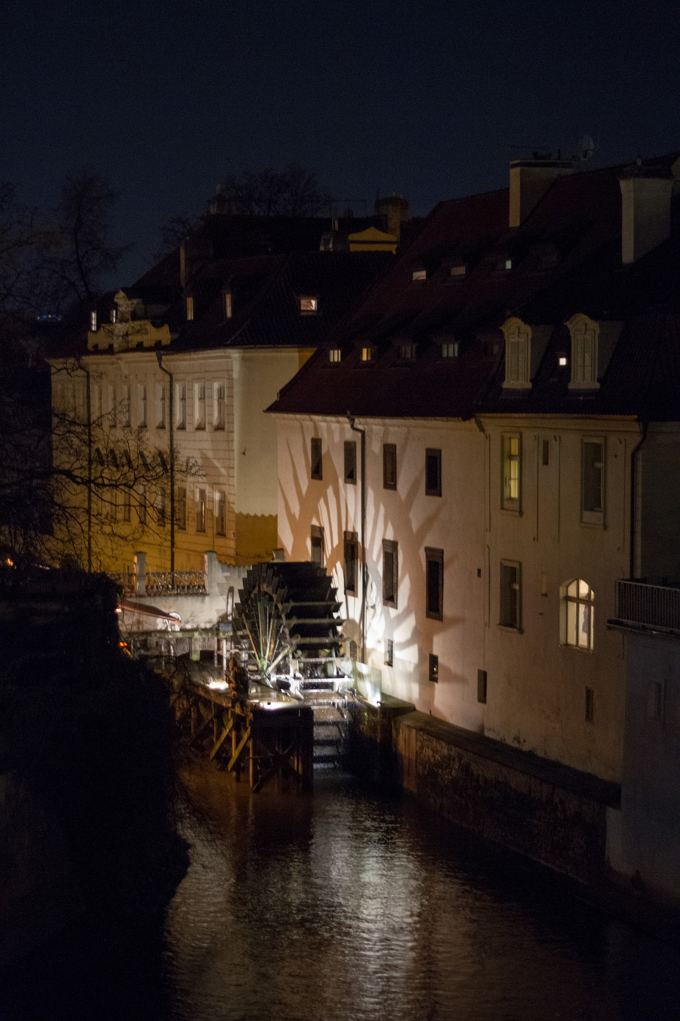 Canon EOS 7D + Canon EF 50mm f/1.8 sample photo. Moments of prague photography