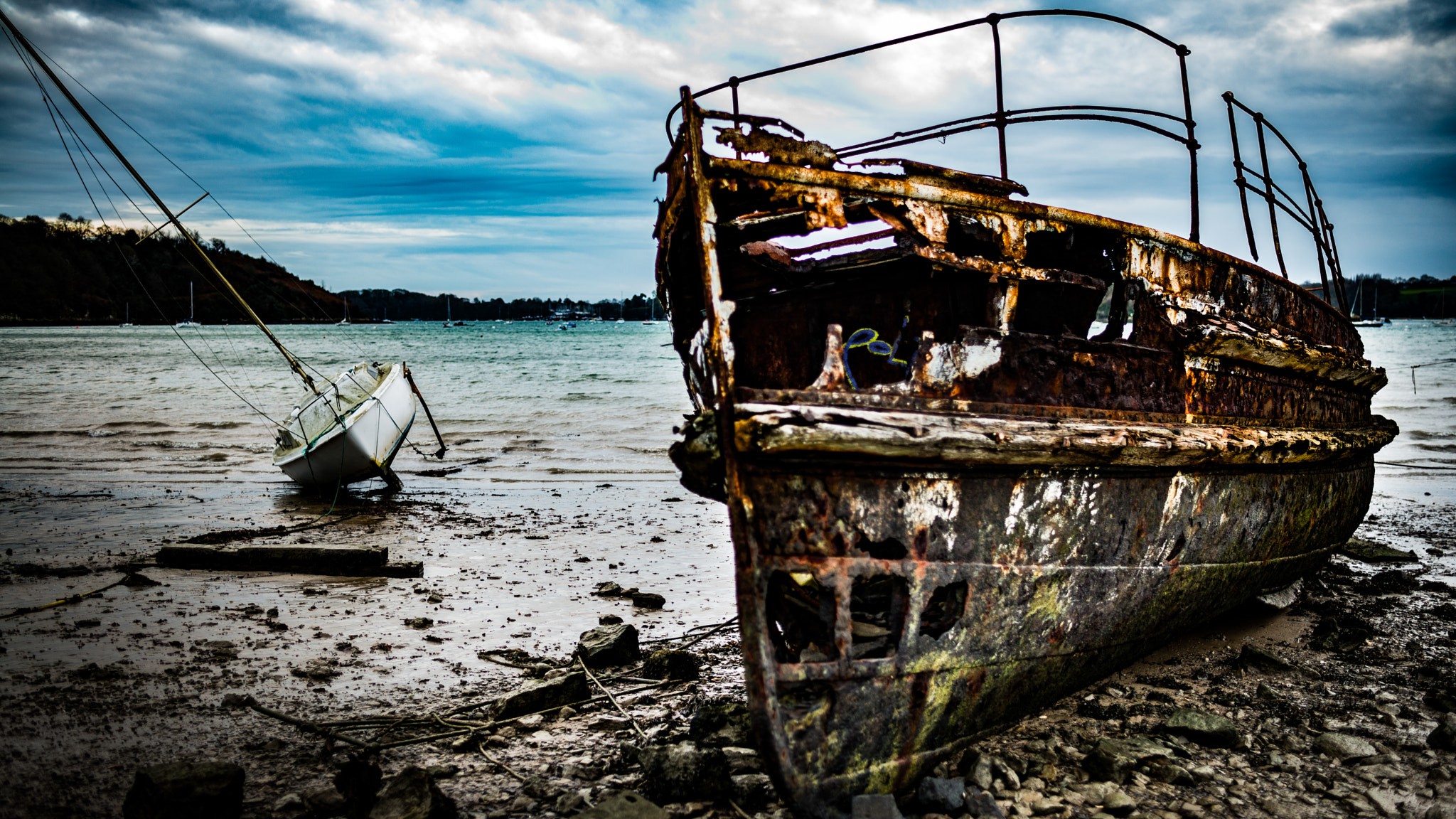 Nikon D800 + AF-S Nikkor 35mm f/1.8G sample photo. Rusty boat photography