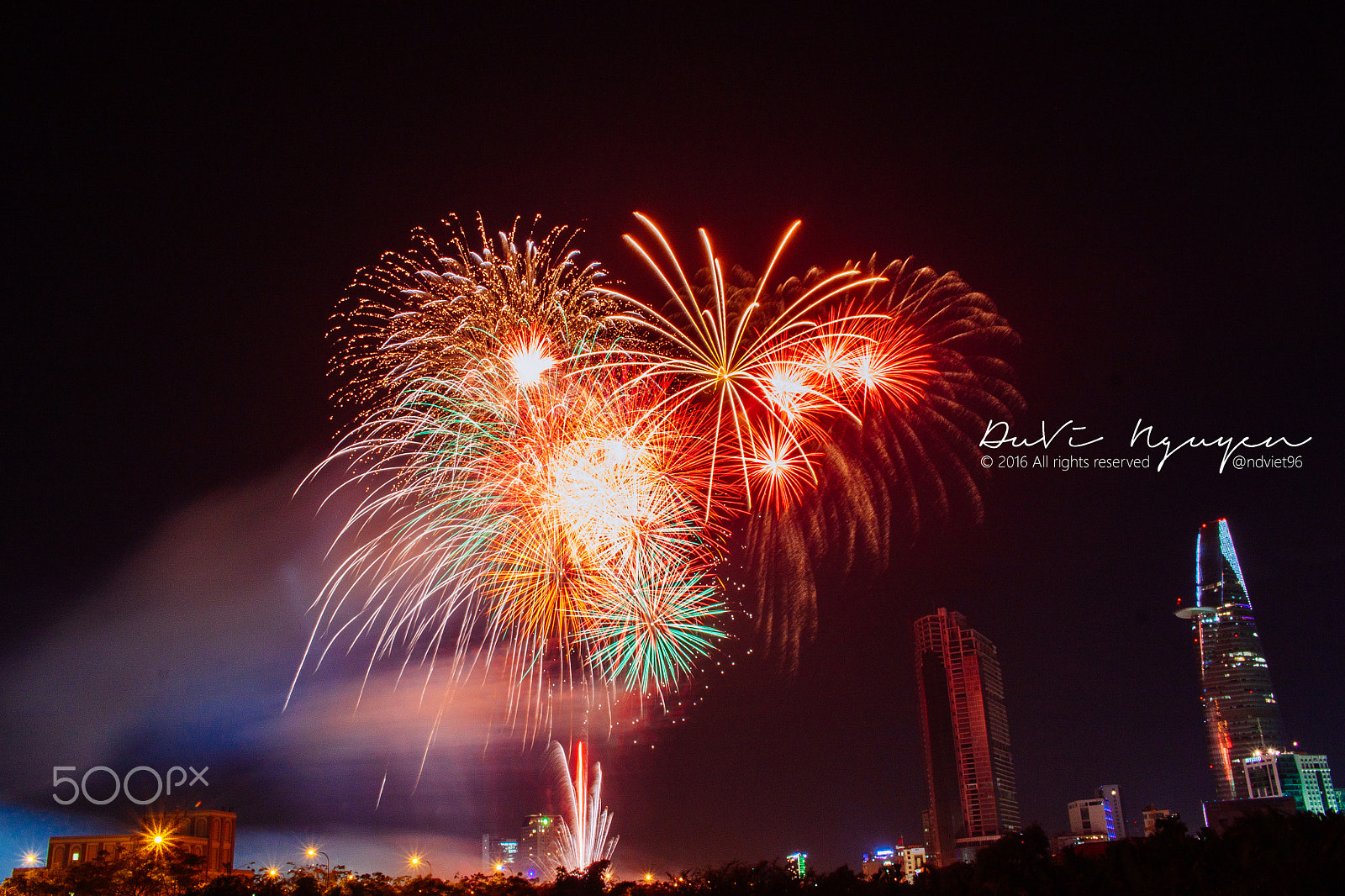 Canon EOS 500D (EOS Rebel T1i / EOS Kiss X3) sample photo. Fireworks make heart shaped photography