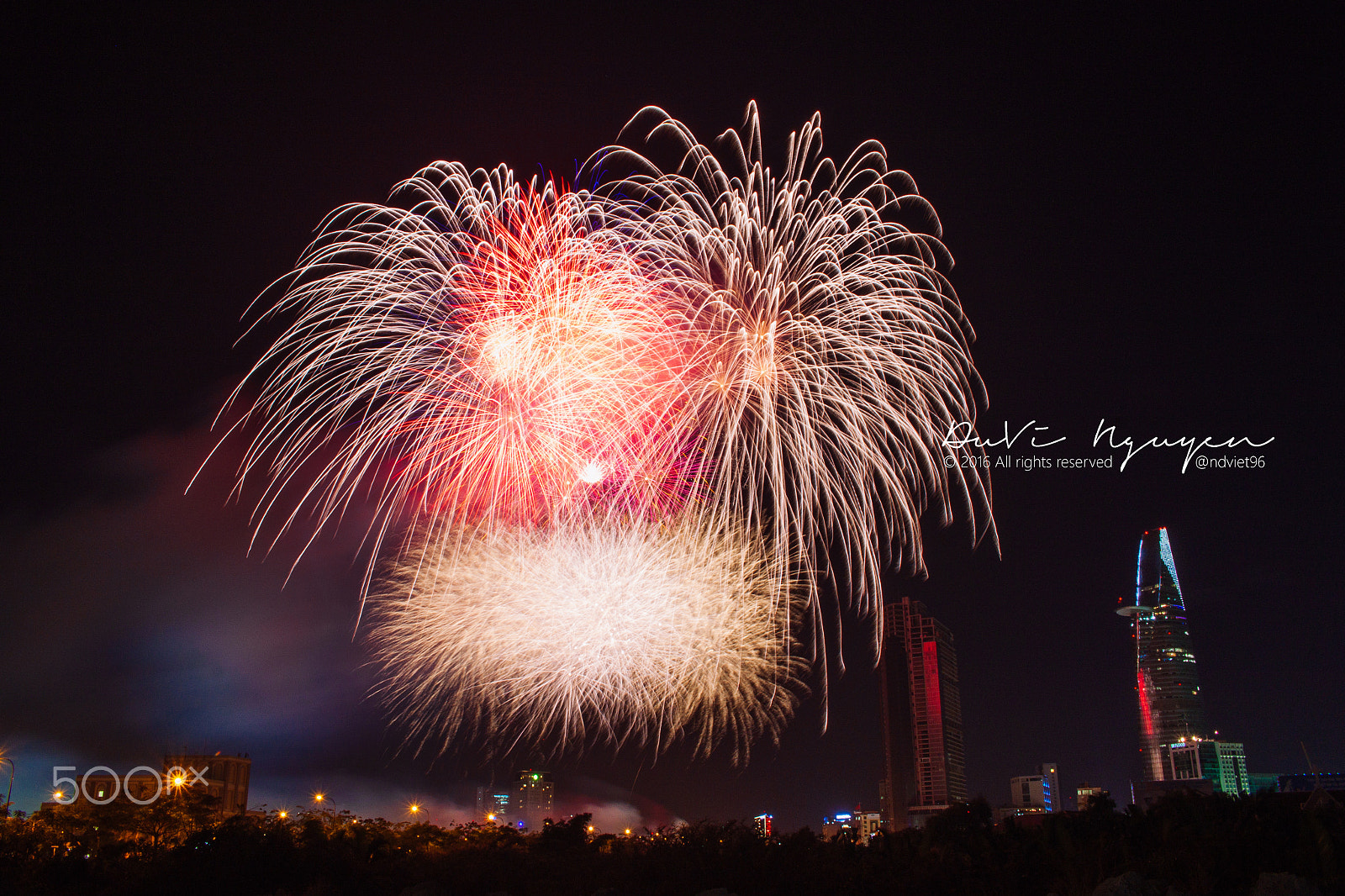 Canon EOS 500D (EOS Rebel T1i / EOS Kiss X3) + Canon EF-S 18-55mm F3.5-5.6 IS STM sample photo. Fireworks for new year 2016 of ho chi minh city photography