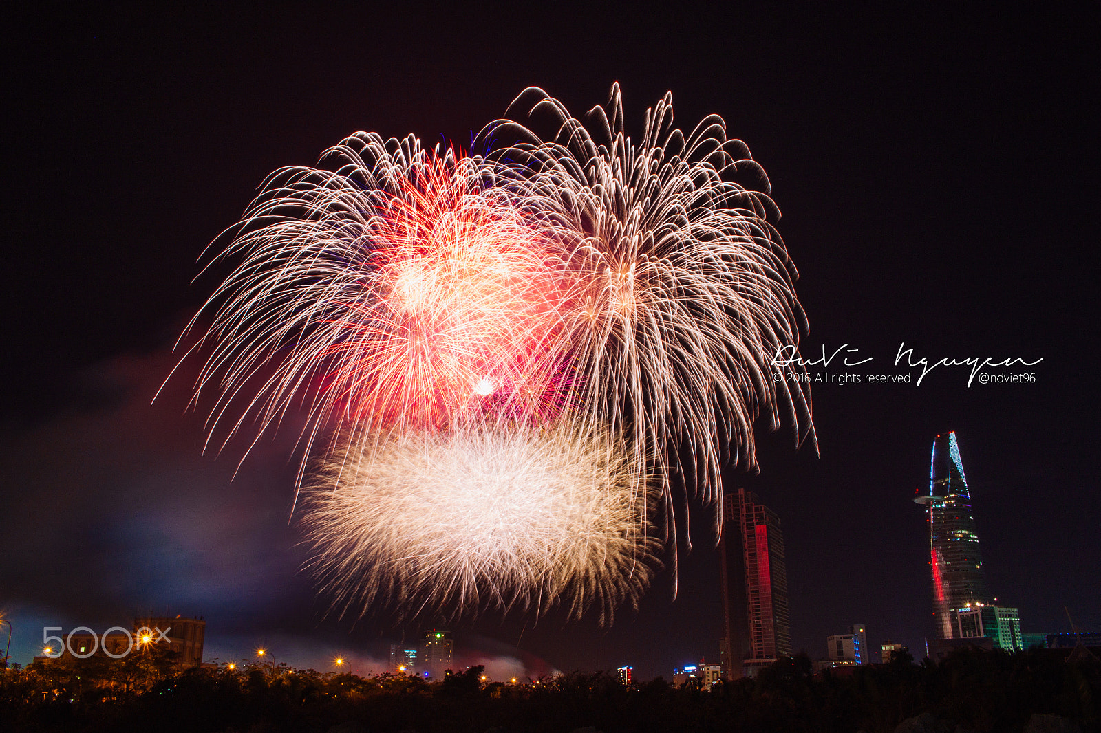 Canon EOS 500D (EOS Rebel T1i / EOS Kiss X3) sample photo. Fireworks for new year 2016 of ho chi minh city photography