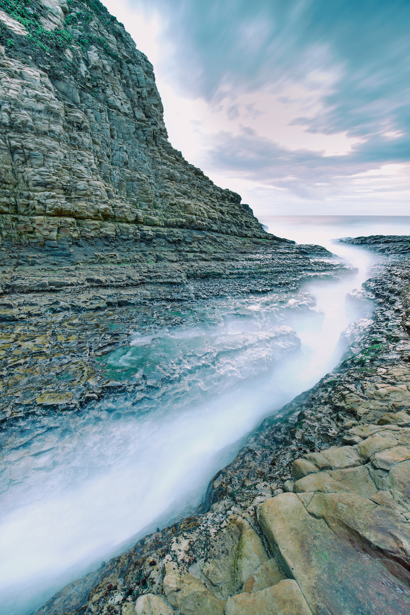 16-35mm F4 OSS sample photo. Inward flow photography