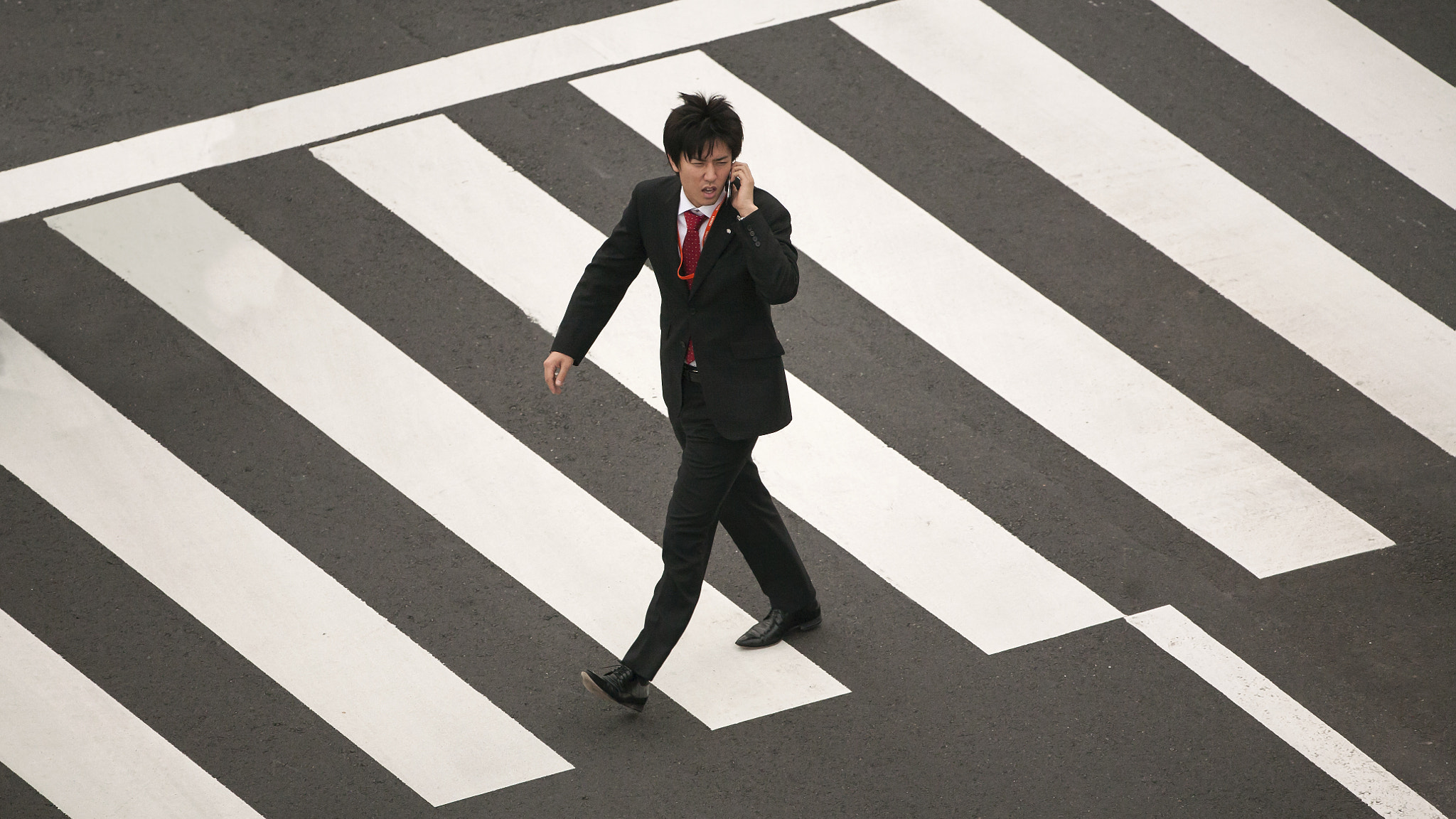 Canon EOS 5D + Canon EF 500mm F4L IS USM sample photo. Japanese business man on zebra crossing photography