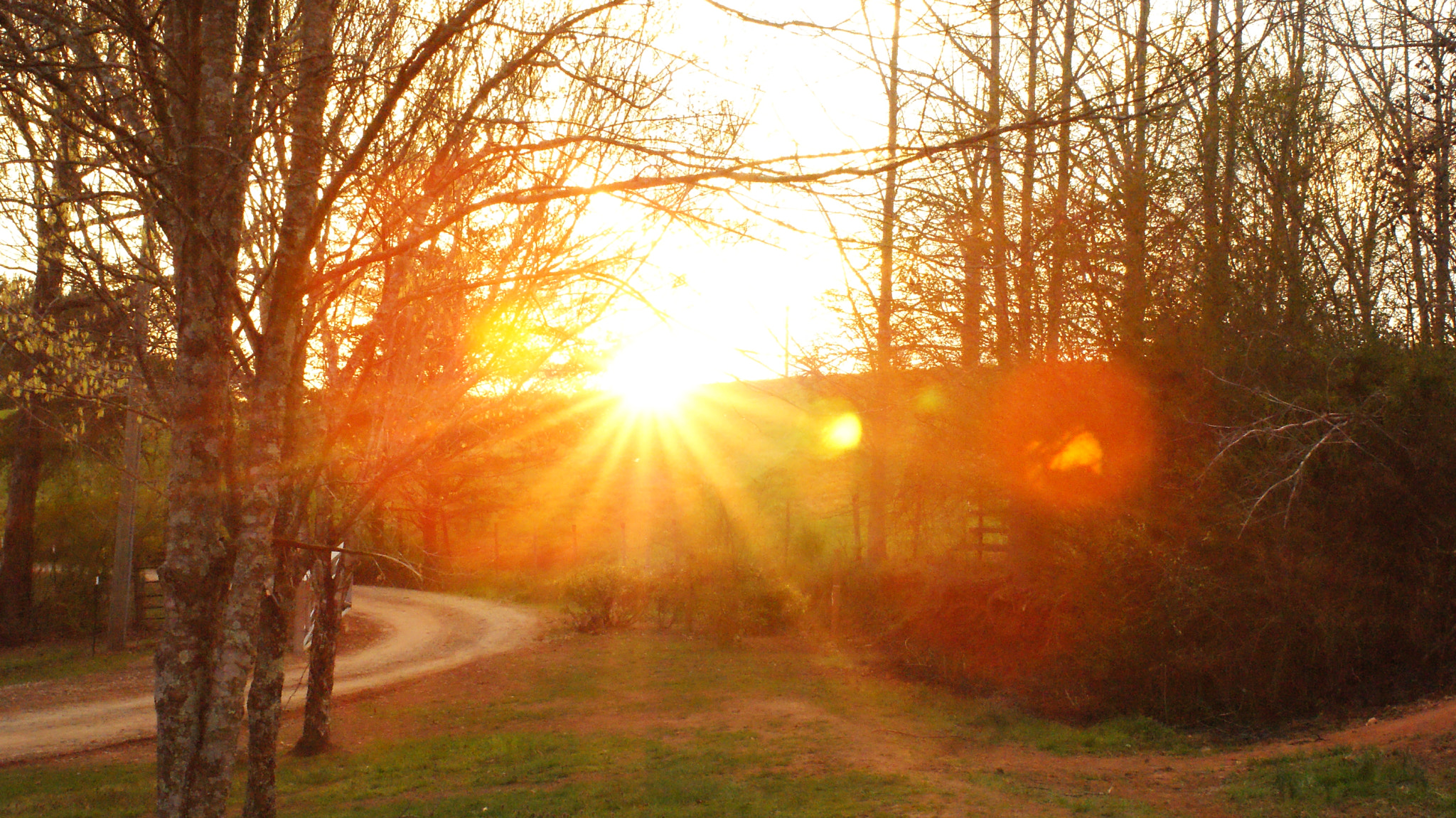 Minolta AF 28-100mm F3.5-5.6 (D) sample photo. Country roads photography