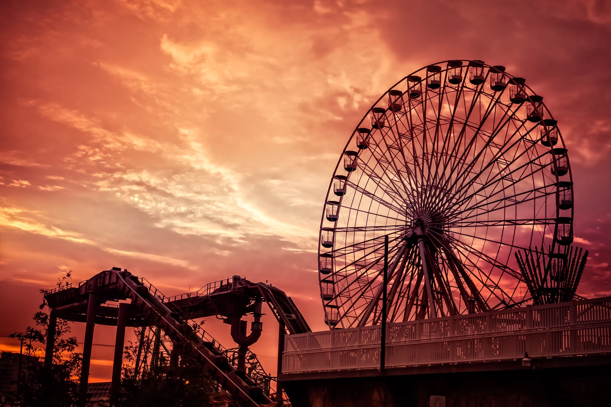 Sony a6000 + Sony Vario Tessar T* FE 24-70mm F4 ZA OSS sample photo. Ferris wheel at sunrise photography