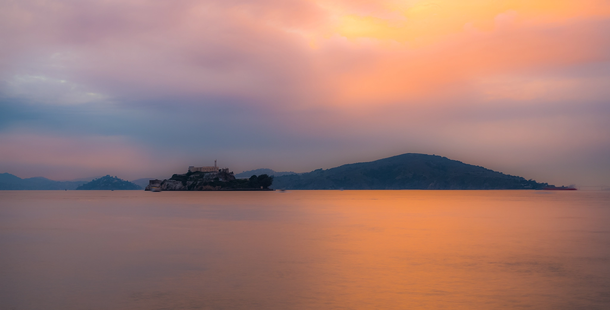 Panasonic Lumix DMC-GX7 + Olympus M.Zuiko Digital 25mm F1.8 sample photo. Calm alcatraz photography