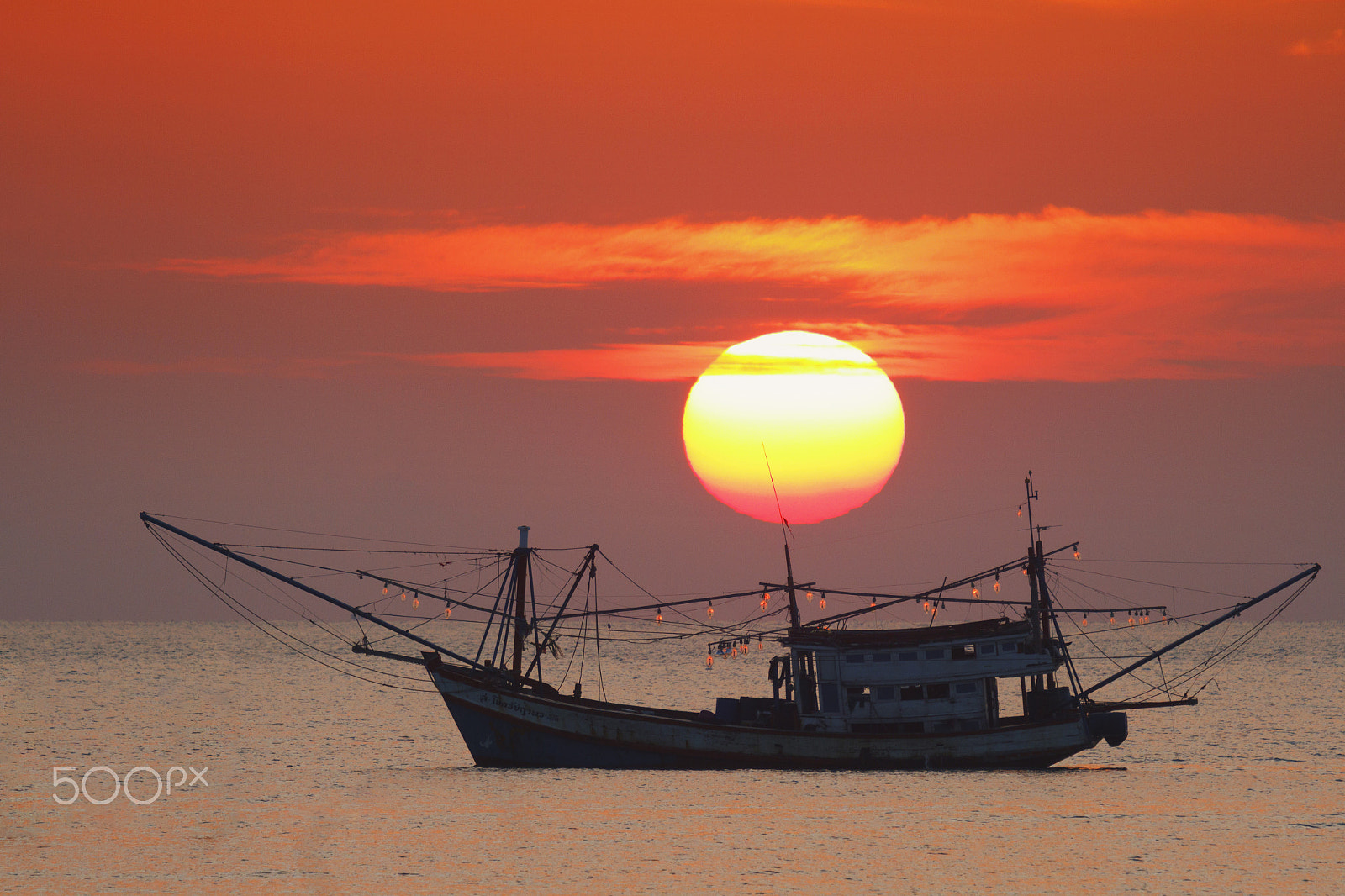 Canon EF 70-200mm F4L IS USM sample photo. The sun and fishing boat photography