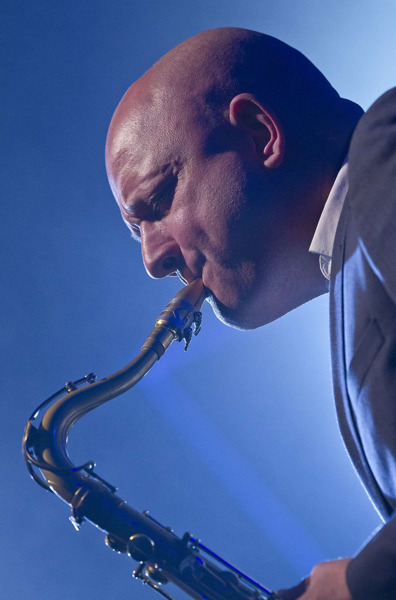 Canon EF 200mm F2L IS USM sample photo. Sax player in concert photography