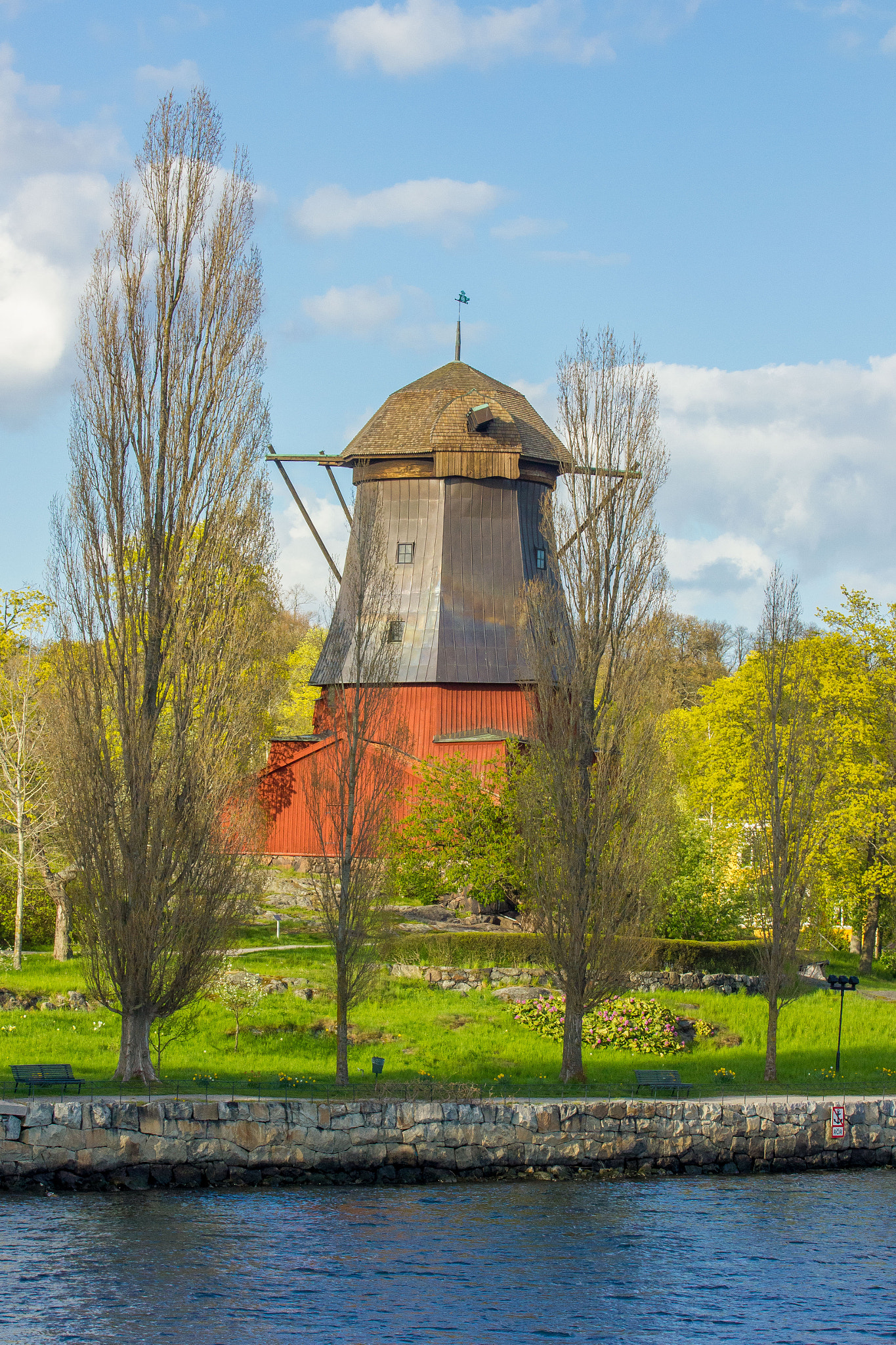 Canon EOS 550D (EOS Rebel T2i / EOS Kiss X4) + Canon EF 70-200mm F4L USM sample photo. The windmill photography