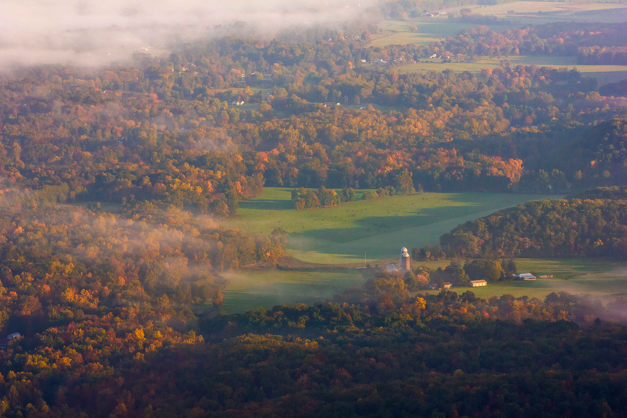 Canon EOS 550D (EOS Rebel T2i / EOS Kiss X4) + Canon EF 70-200mm F4L USM sample photo. Overlooking the shenandoah valley photography