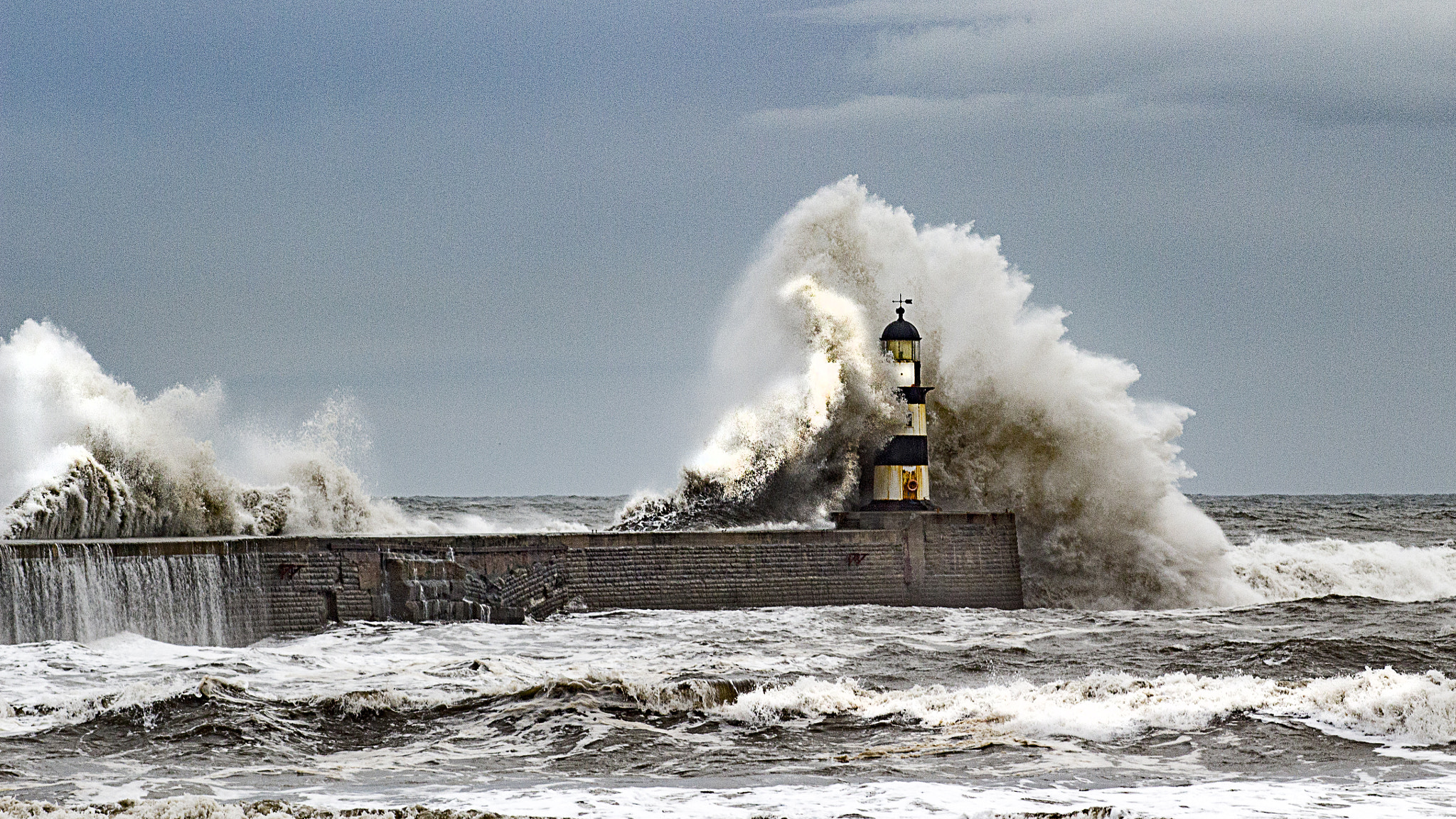 Canon EOS 100D (EOS Rebel SL1 / EOS Kiss X7) + Canon EF 100mm F2.8 Macro USM sample photo. Seaham lighthouse photography