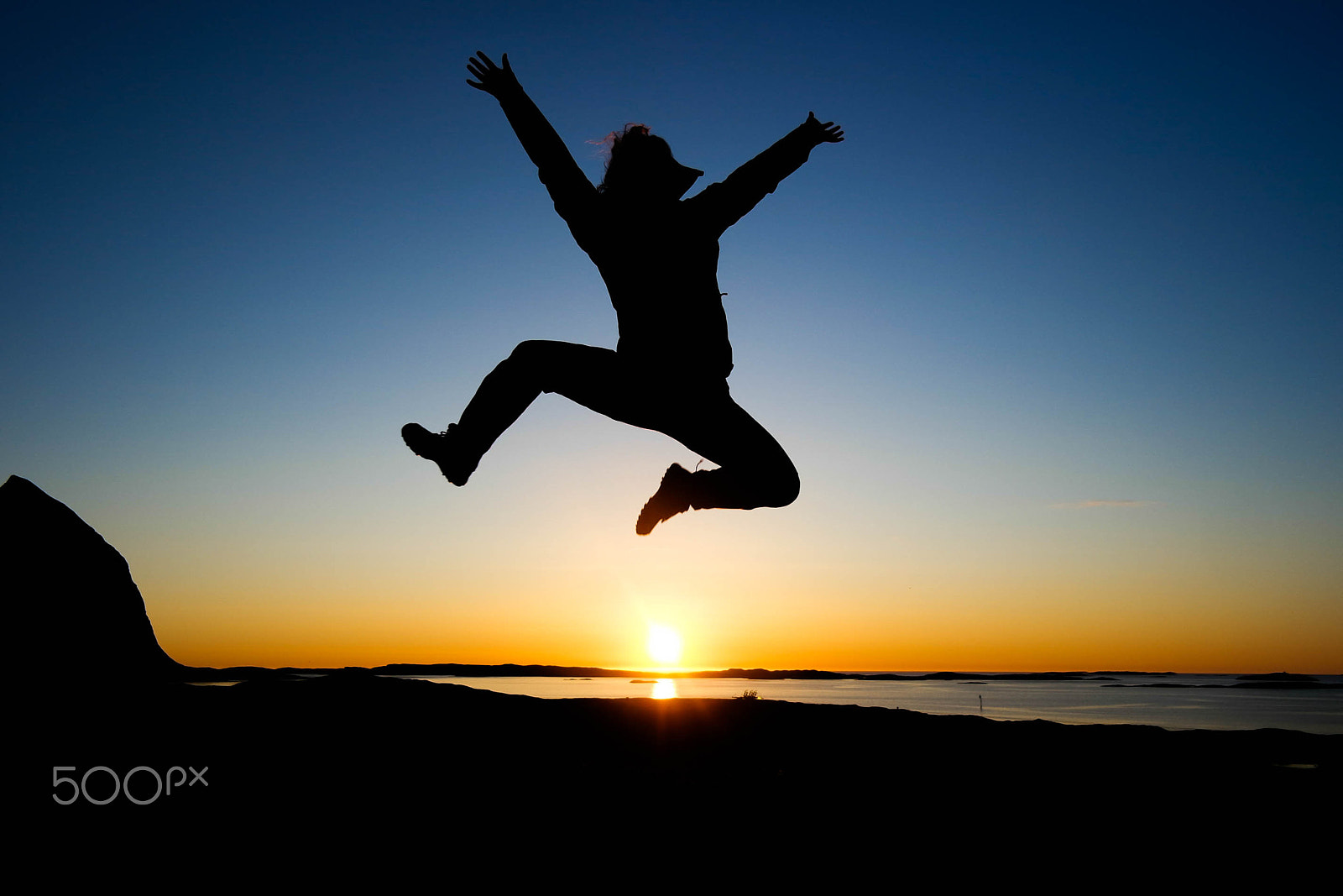 Samsung NX3000 + NX 18-55mm F3.5-5.6 sample photo. Girl jumps in sunset photography