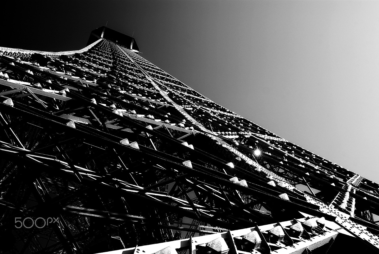 Pentax K200D + smc PENTAX-FA 28-105mm F4-5.6 sample photo. The eiffel-tower in an unusual angle photography