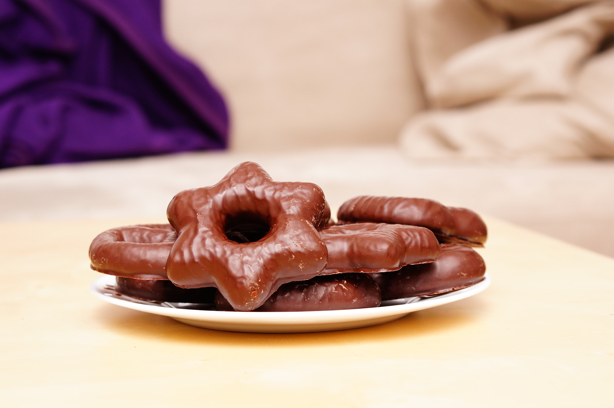 Sony Alpha NEX-6 + Sony E 50mm F1.8 OSS sample photo. Gingerbread in different shapes covered in chocolate on white plate photography