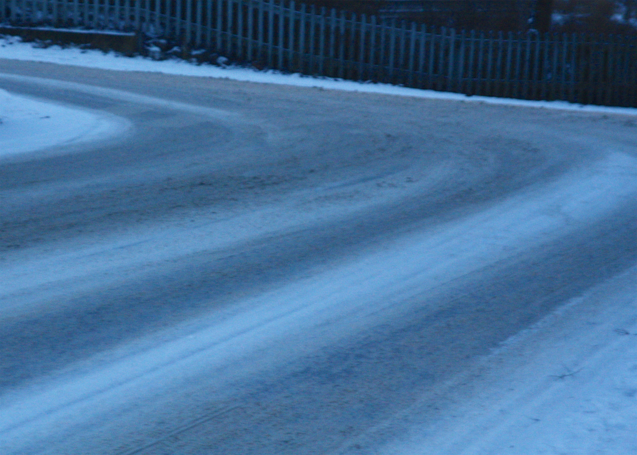 Canon EOS 1000D (EOS Digital Rebel XS / EOS Kiss F) + Sigma 28-80mm f/3.5-5.6 II Macro sample photo. A snowy bend in road photography