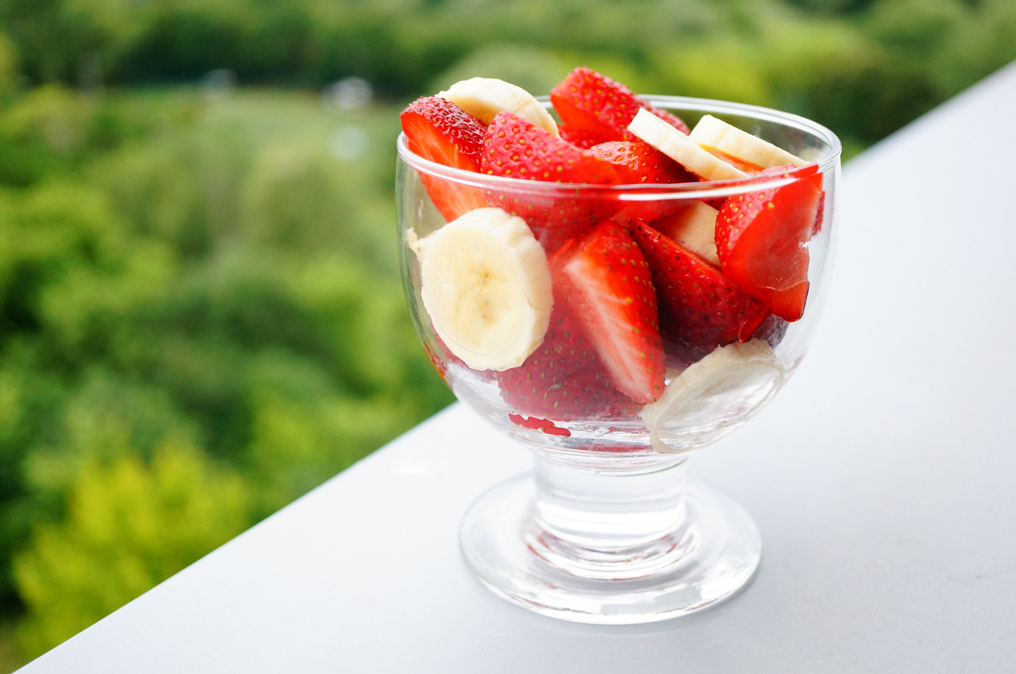 Sony Alpha NEX-6 + Sony E 30mm F3.5 Macro sample photo. Banana and strawberry salad photography