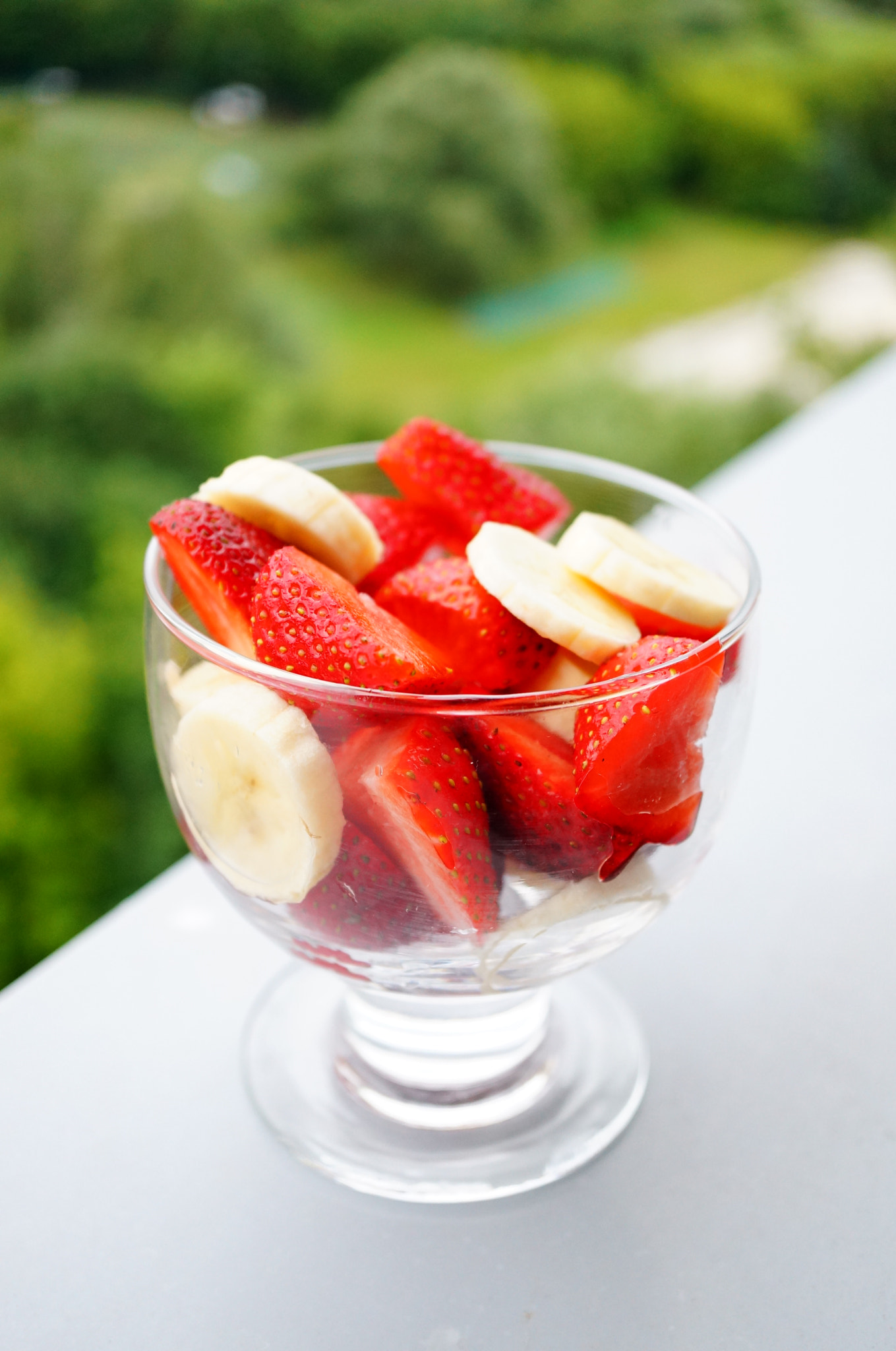 Sony Alpha NEX-6 + Sony E 30mm F3.5 Macro sample photo. Banana and strawberry salad photography