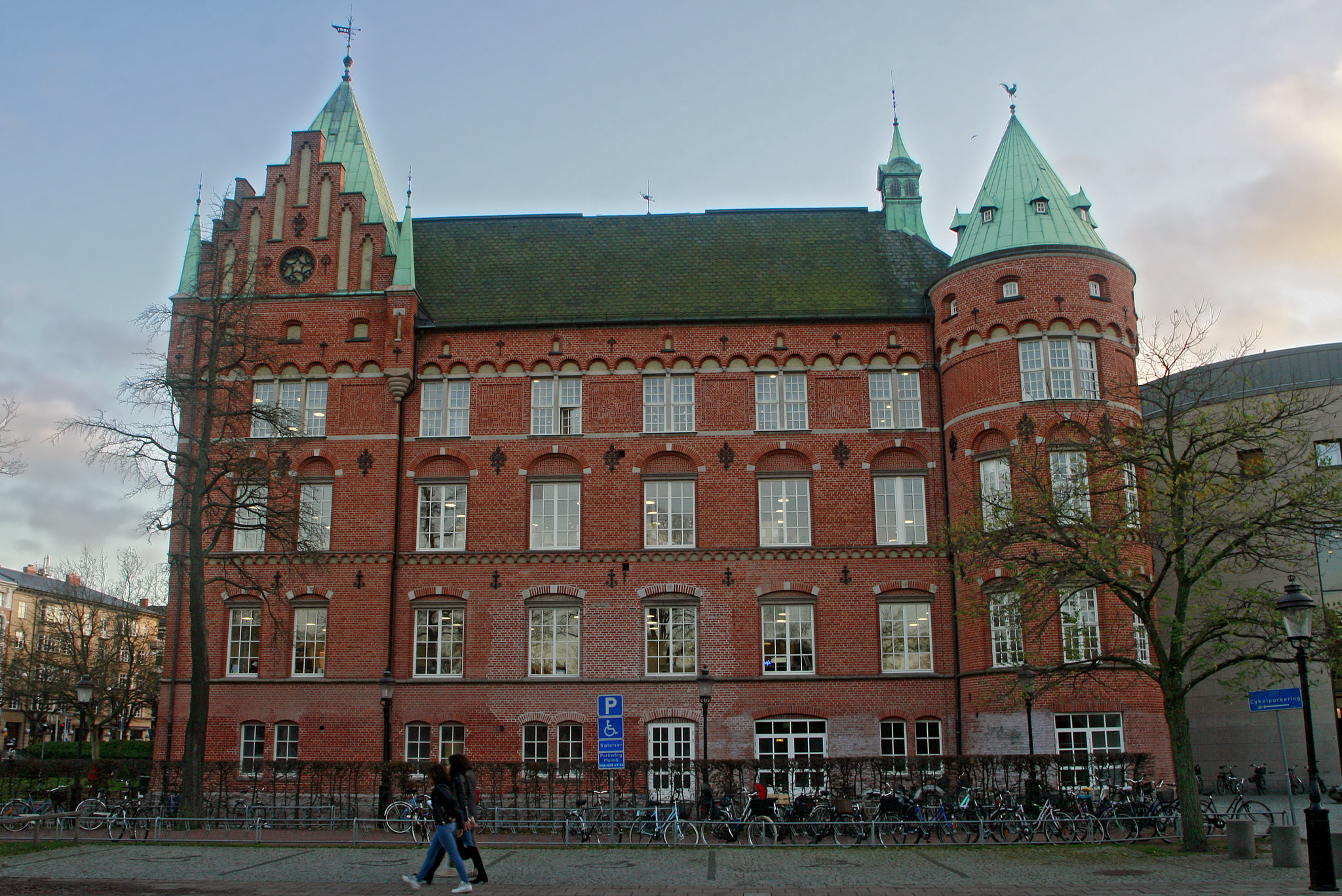 Canon EF 20-35mm F3.5-4.5 USM sample photo. Stadsbibliotek (malmö) photography