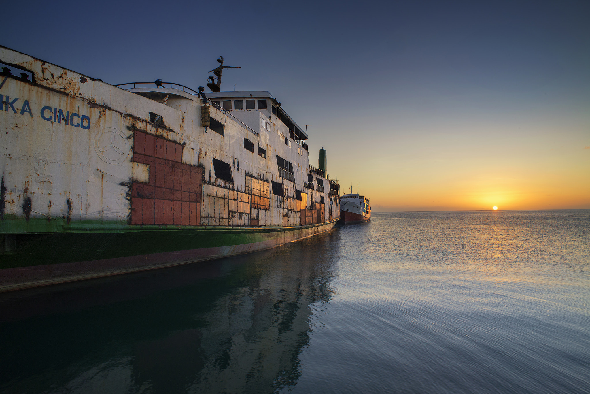 Nikon D600 + AF Nikkor 20mm f/2.8 sample photo. As the day ends, as the year starts photography