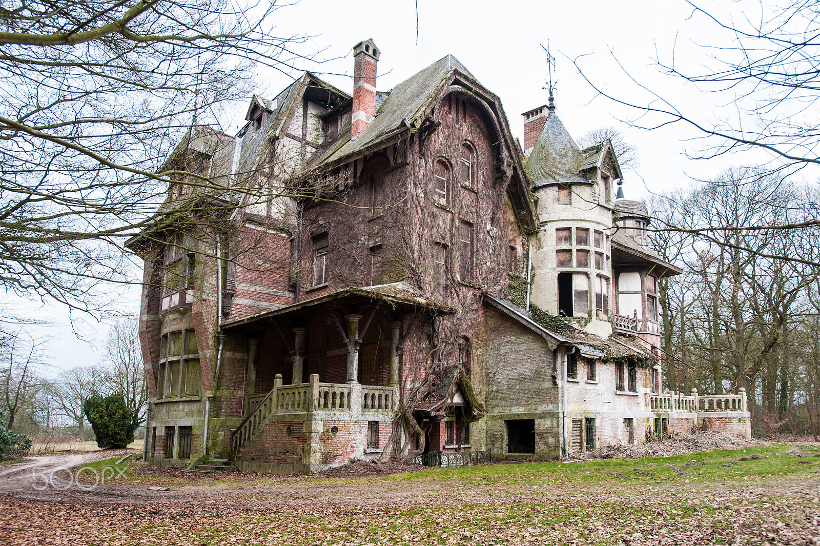 Nikon AF-S Nikkor 17-35mm F2.8D ED-IF sample photo. The abandoned château photography