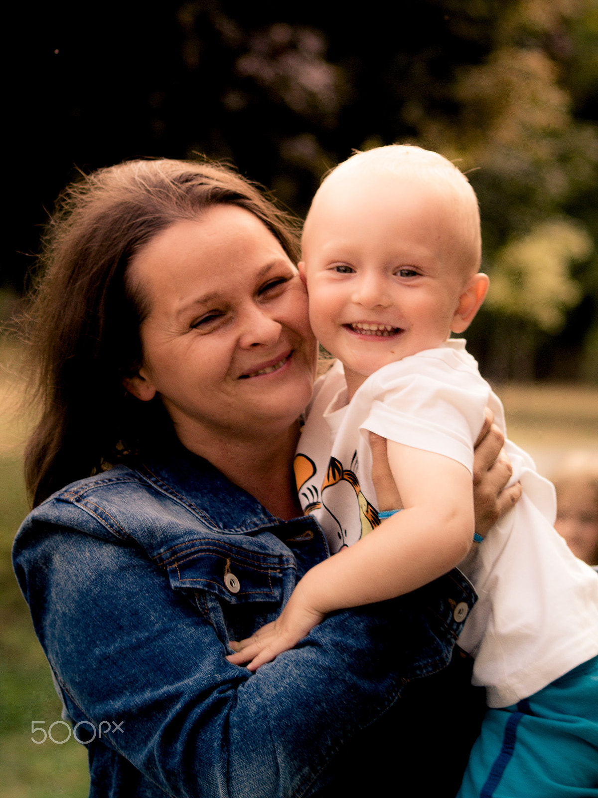 Olympus Zuiko Digital ED 70-300mm F4.0-5.6 sample photo. Mom with her child photography