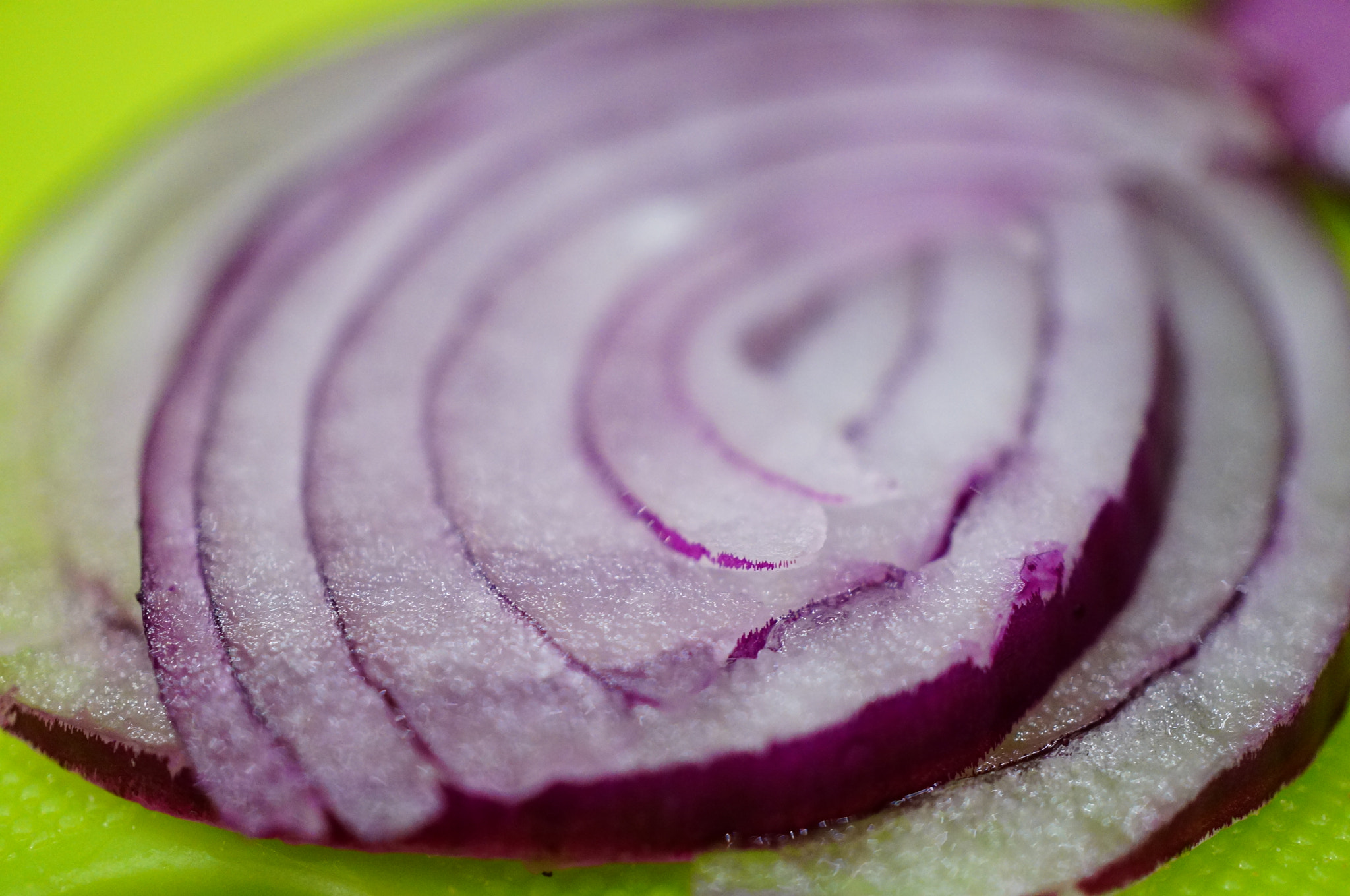 Sony Alpha NEX-6 + Sony E 30mm F3.5 Macro sample photo. Cut red onion photography