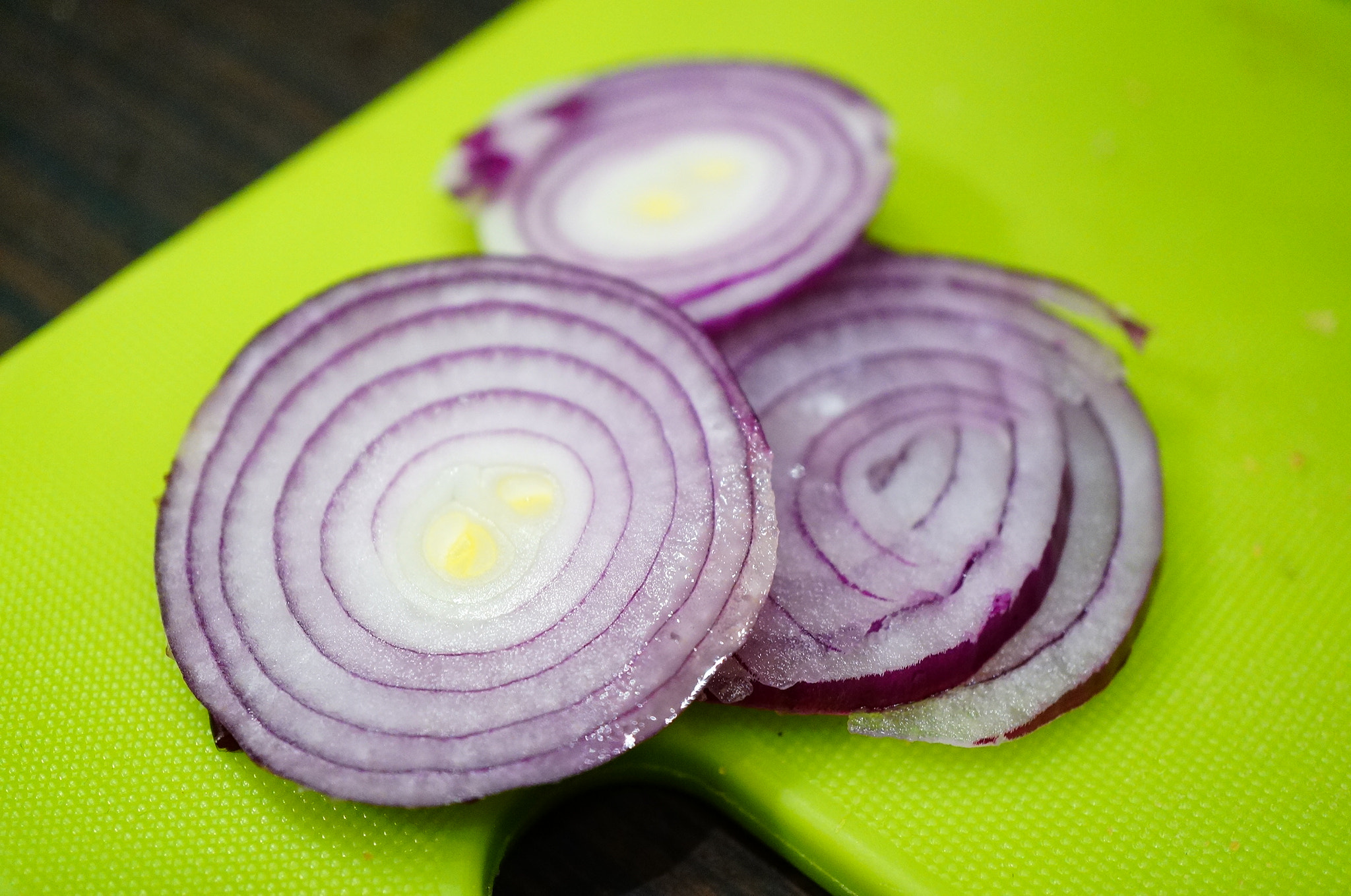 Sony Alpha NEX-6 + Sony E 30mm F3.5 Macro sample photo. Cut red onion photography