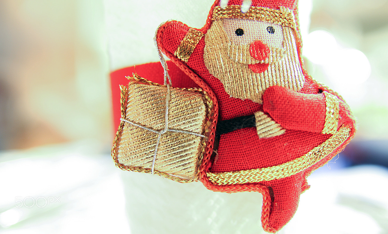 Sigma 17-70mm F2.8-4 DC Macro OS HSM sample photo. Santa with a gift photography