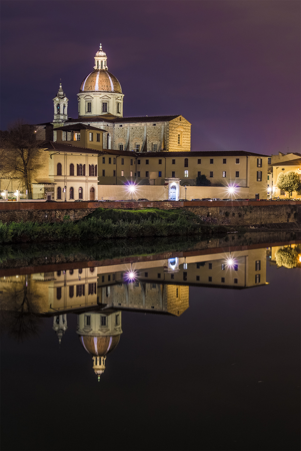 Canon EOS 1200D (EOS Rebel T5 / EOS Kiss X70 / EOS Hi) + Canon EF-S 18-135mm F3.5-5.6 IS STM sample photo. San frediano in purple photography