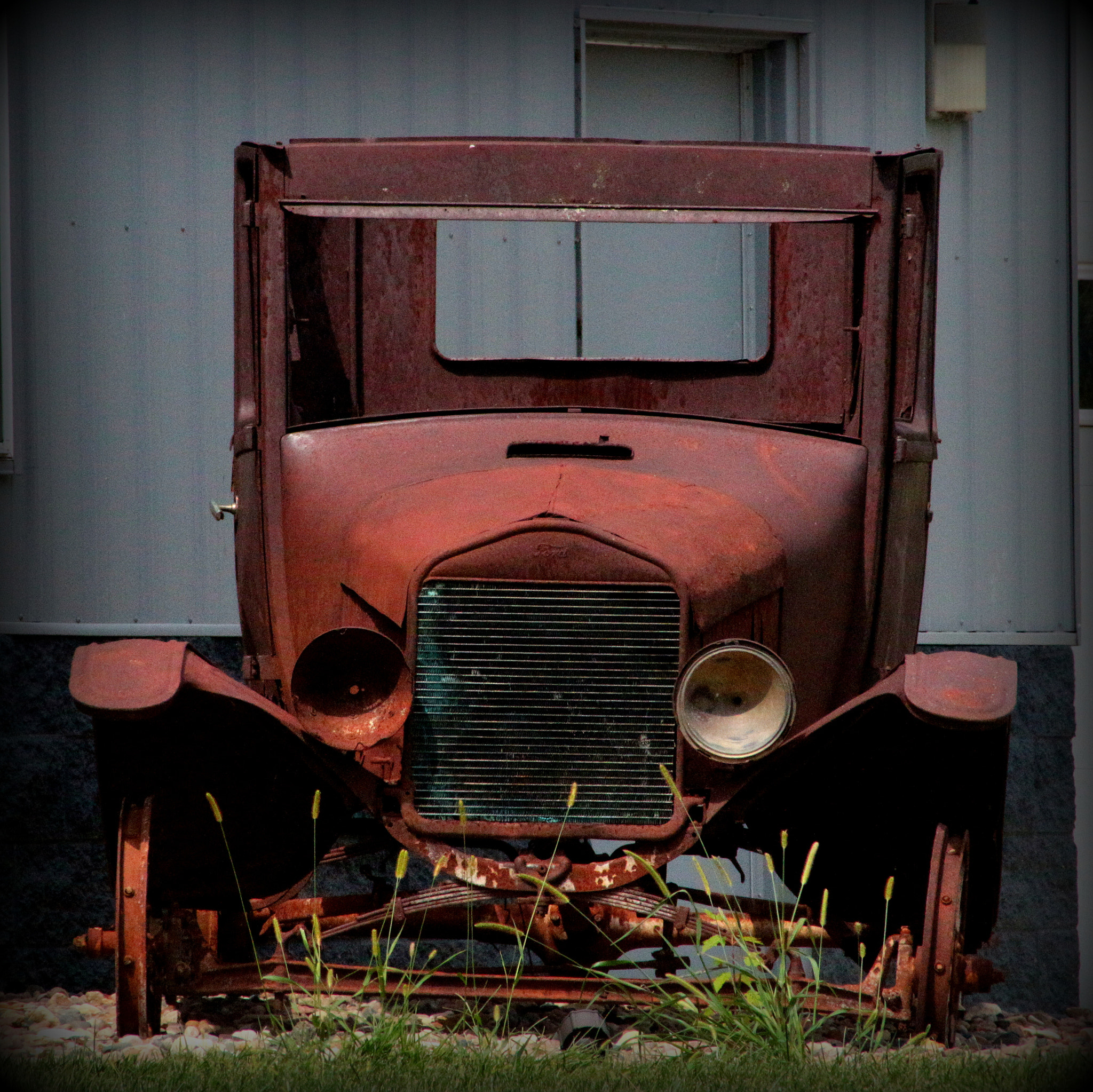 Canon EOS 100D (EOS Rebel SL1 / EOS Kiss X7) sample photo. Old rusty abandoned car photography