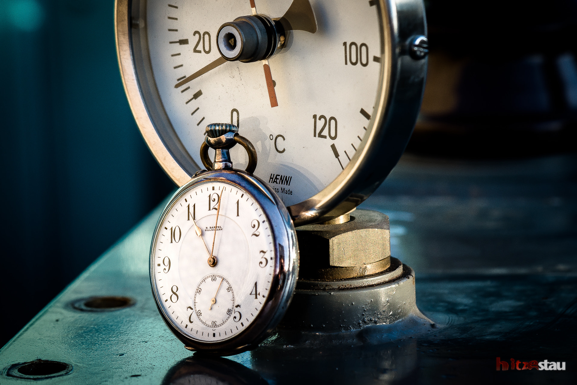 Nikon AF-S DX Micro-Nikkor 85mm F3.5G ED VR sample photo. Old pocket watch photography