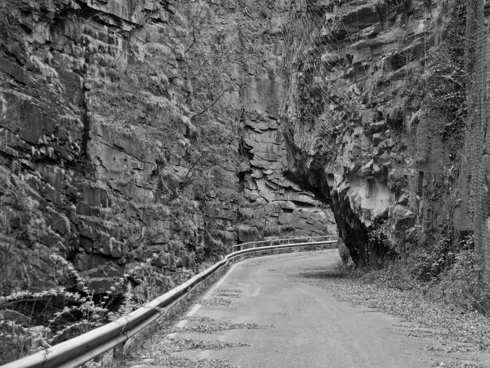 Sigma 18-200mm F3.5-6.3 DC sample photo. The old road photography
