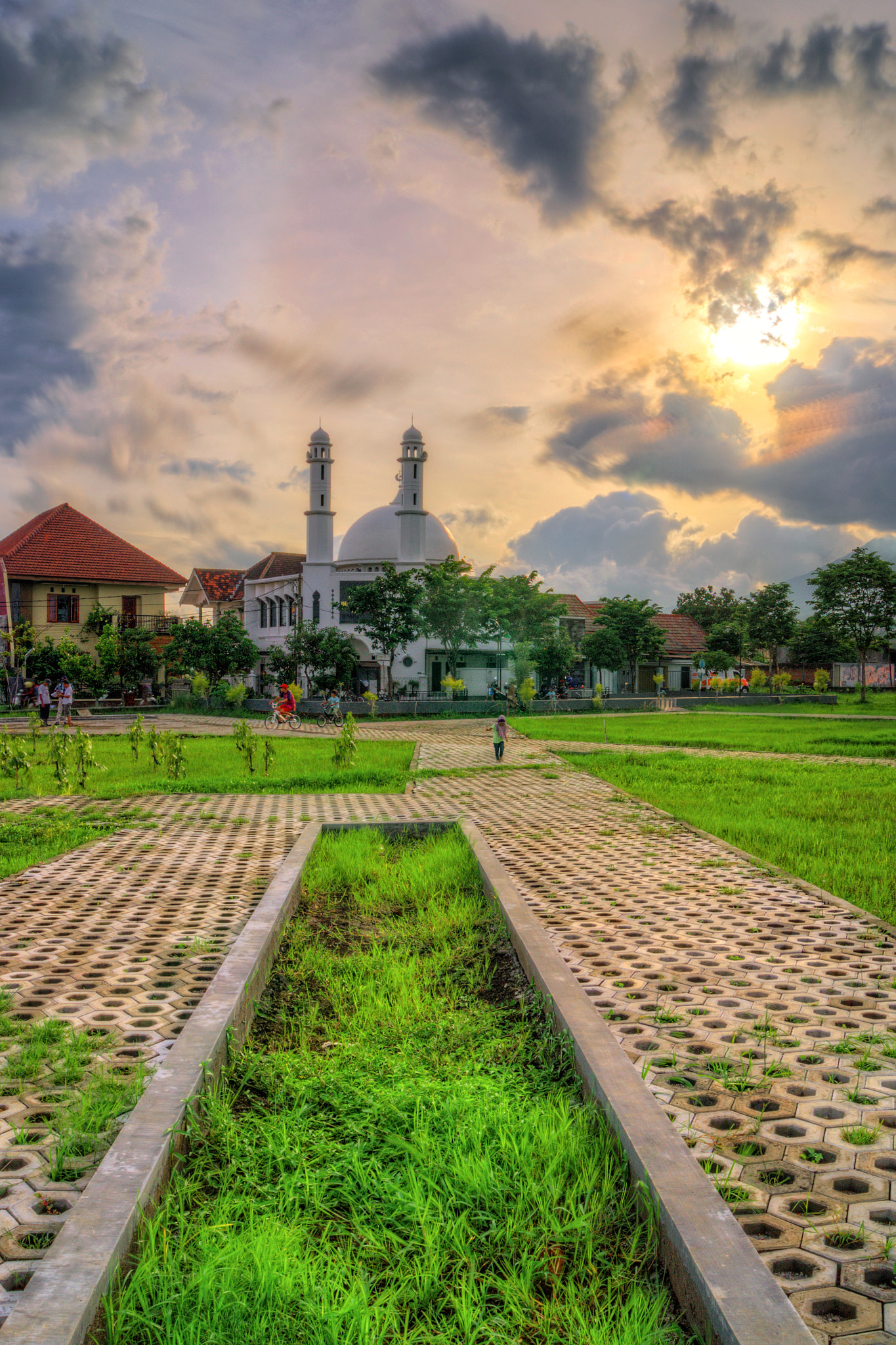 Sony Alpha DSLR-A560 sample photo. Masjid di ujung taman photography